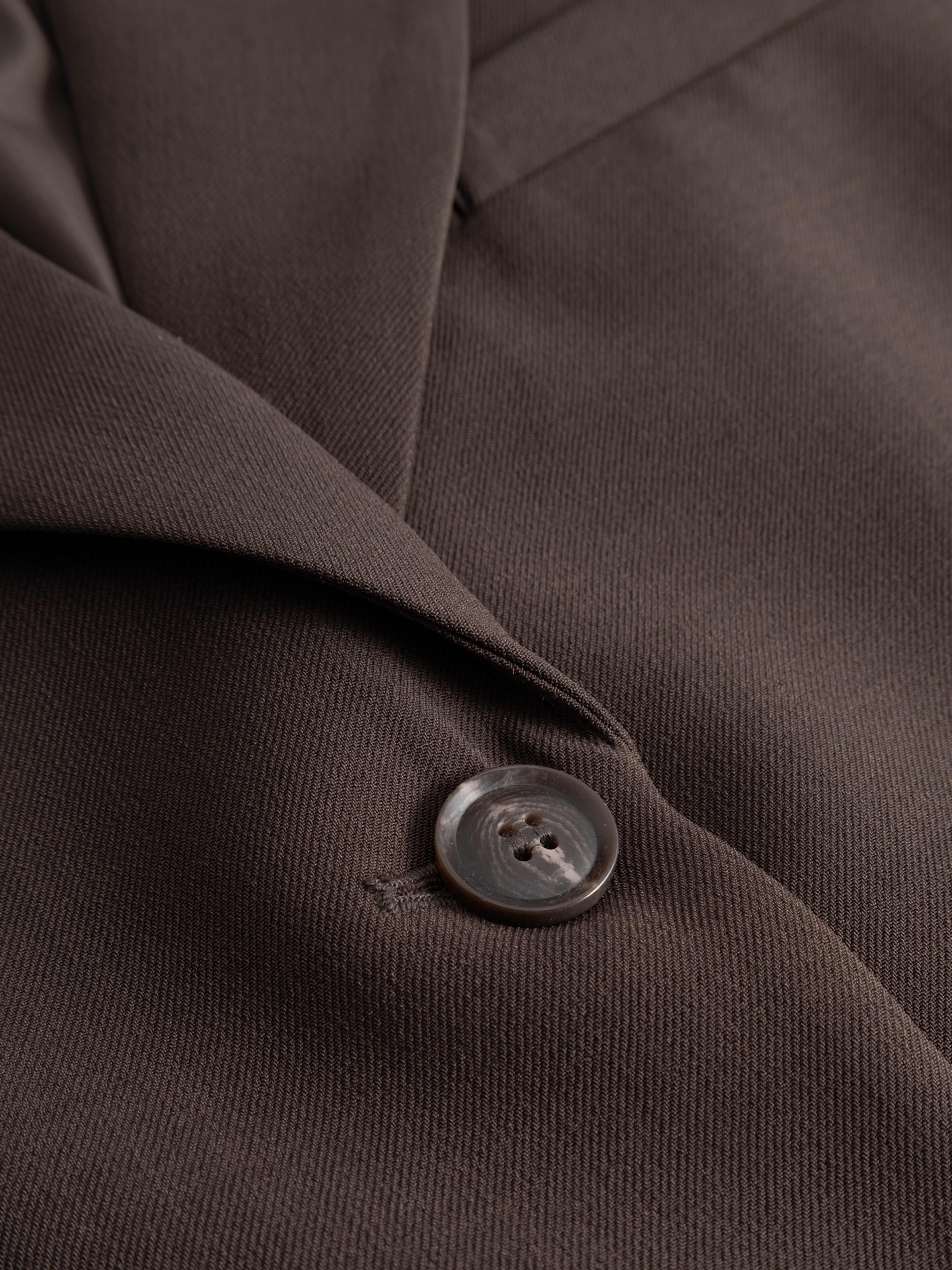 N-leanne Crop Blazer - Chocolate, från Noella, i färgen chocolate. Klicka för att öppna bilden i stort format