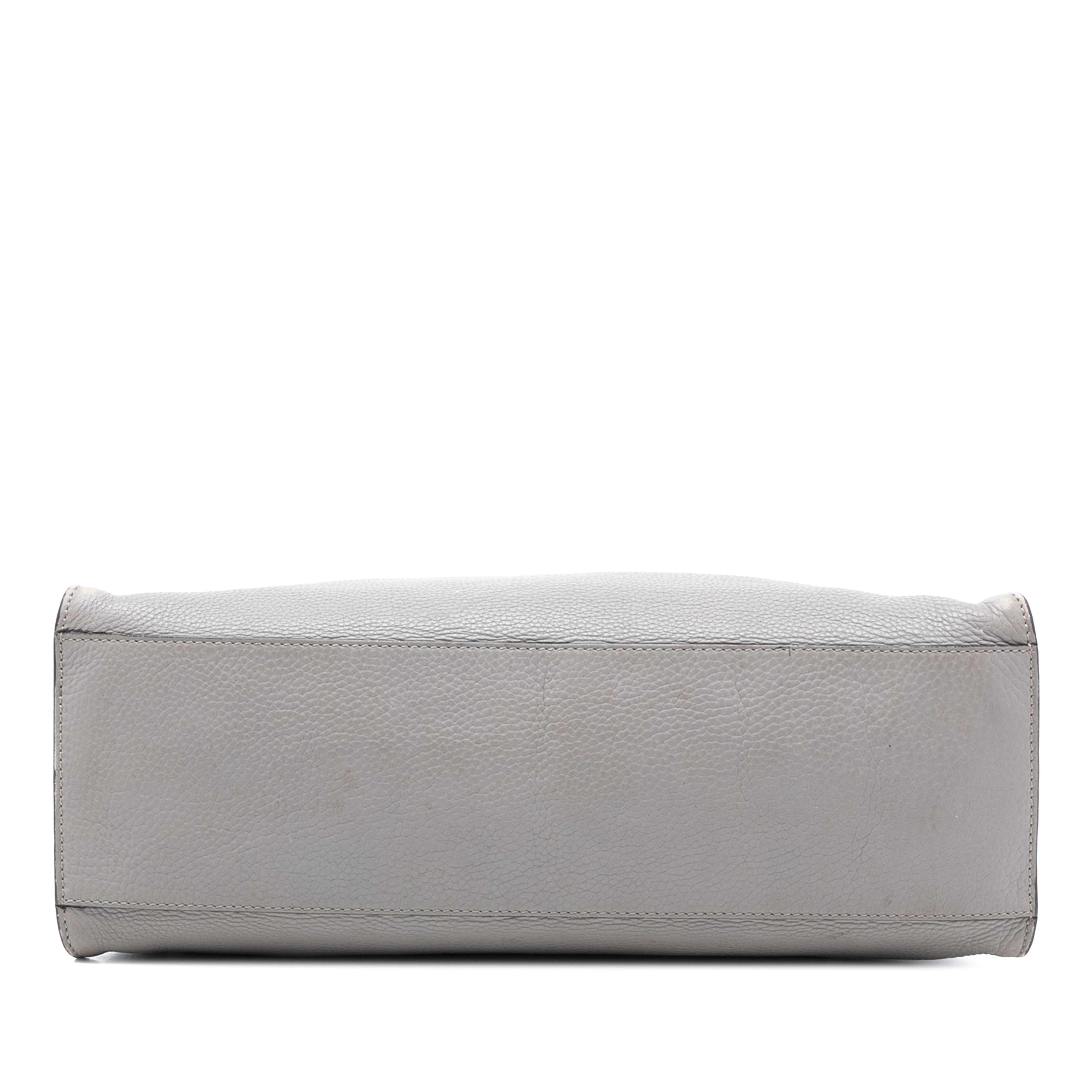 Gucci Medium Calfskin Bamboo Daily Shopper Satchel, från Luxclusif, i färgen gray. Klicka för att öppna bilden i stort format