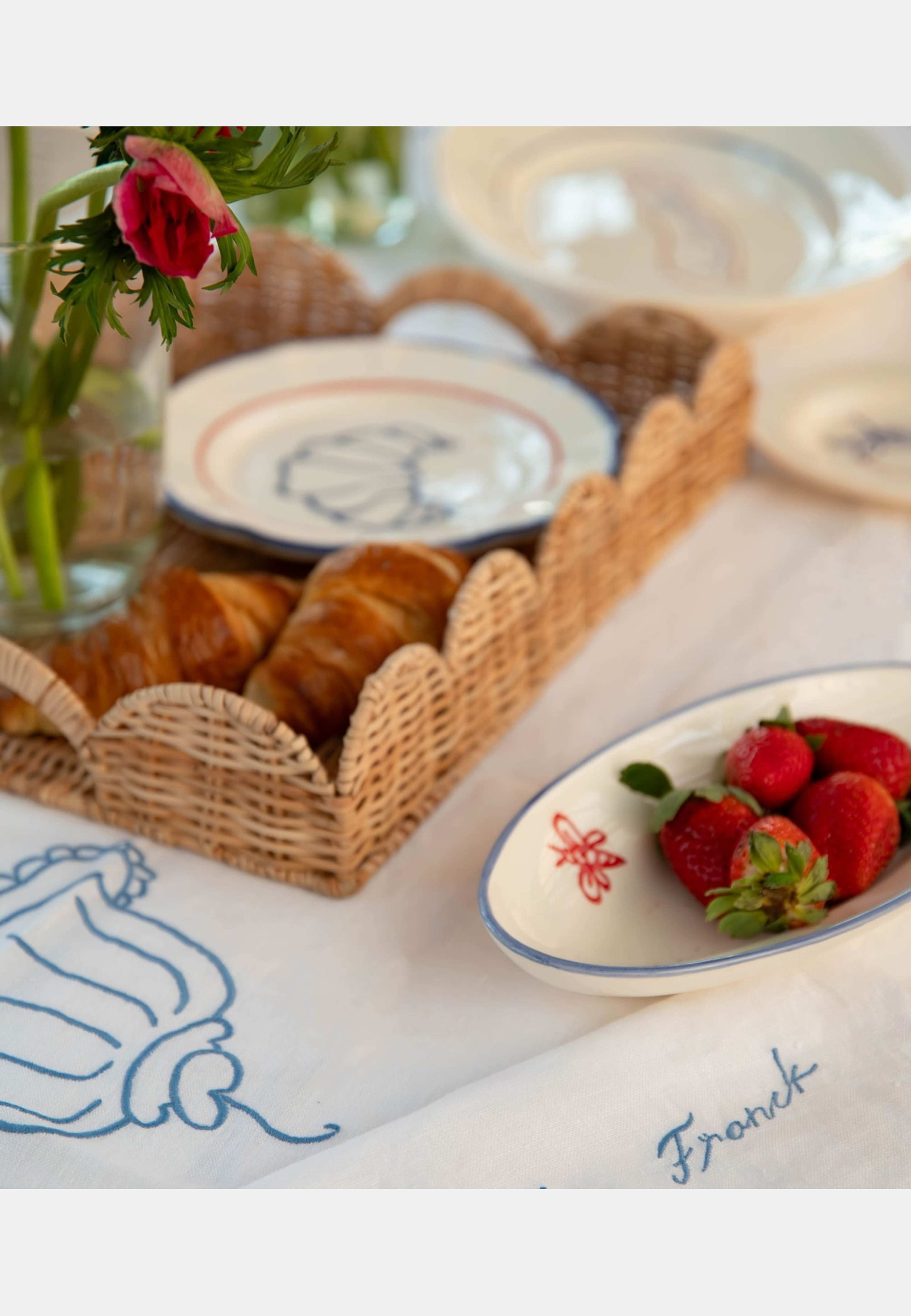 Picnic Liten Serveringstallrik - 26 Cm, från Pick A Poppy, i färgen red. Klicka för att öppna bilden i stort format