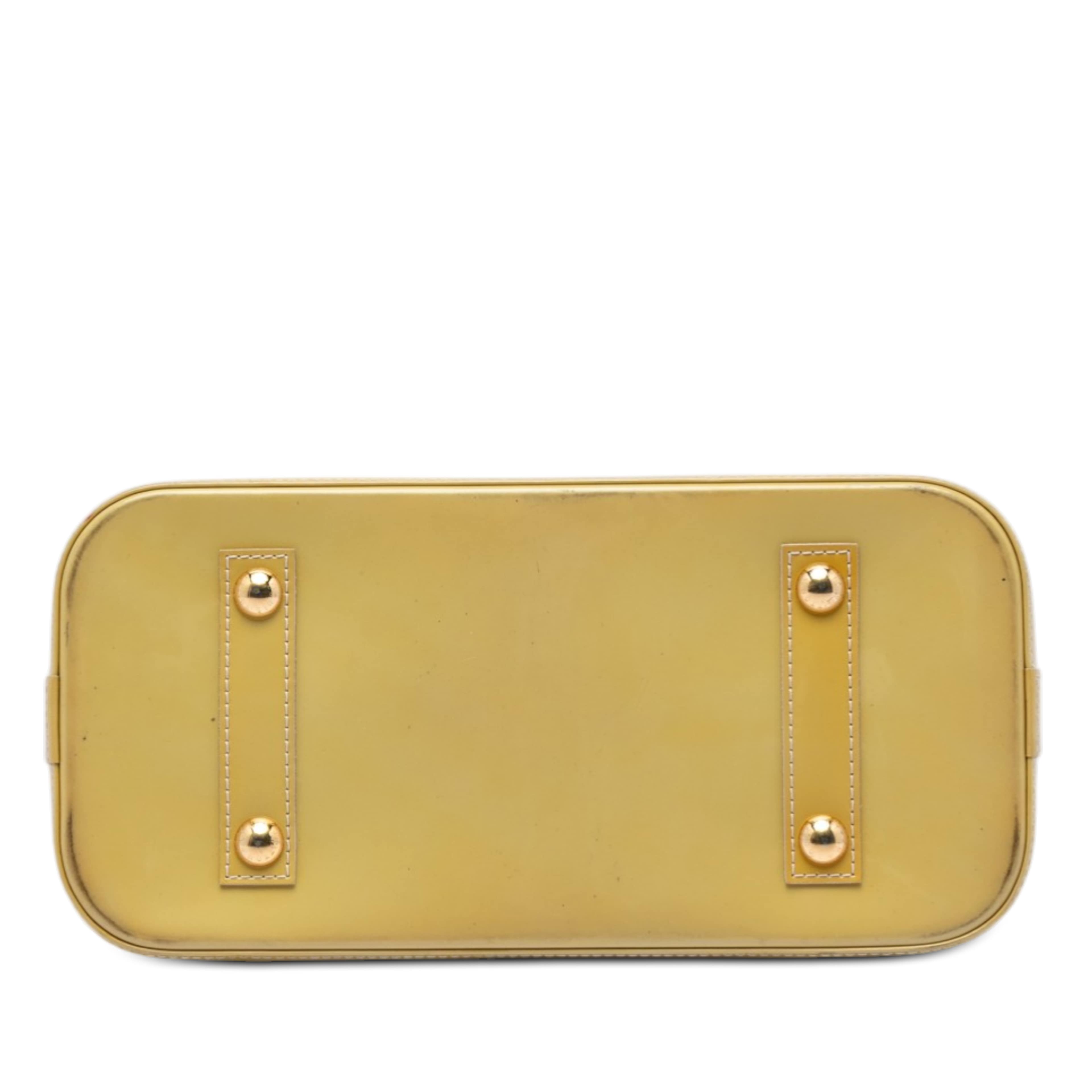 Louis Vuitton Monogram Vernis Alma Pm, från Luxclusif, i färgen beige. Klicka för att öppna bilden i stort format