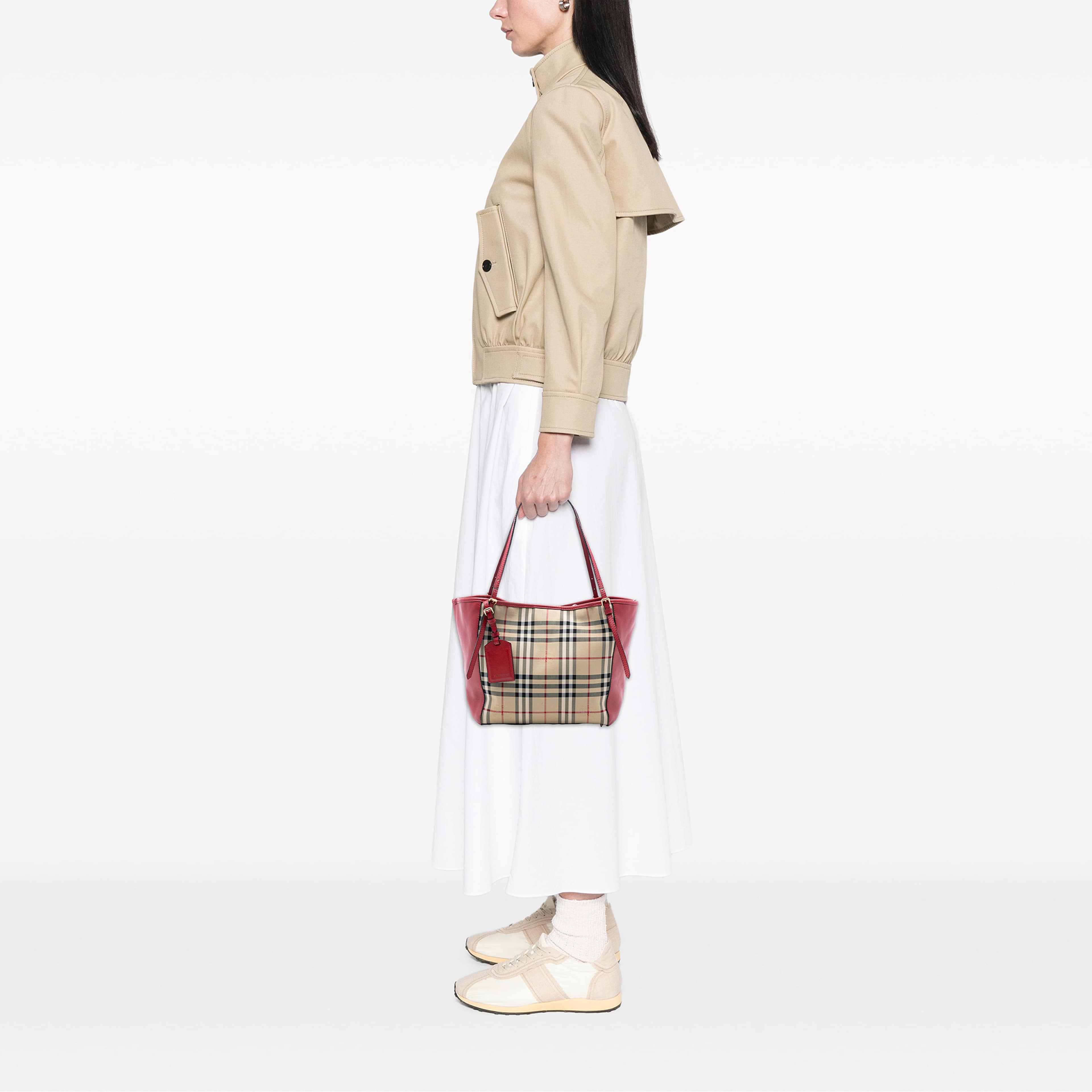 Burberry Small Haymarket Check Coated Canvas And Calfskin Canterbury Tote, från Luxclusif, i färgen röd. Klicka för att öppna bilden i stort format