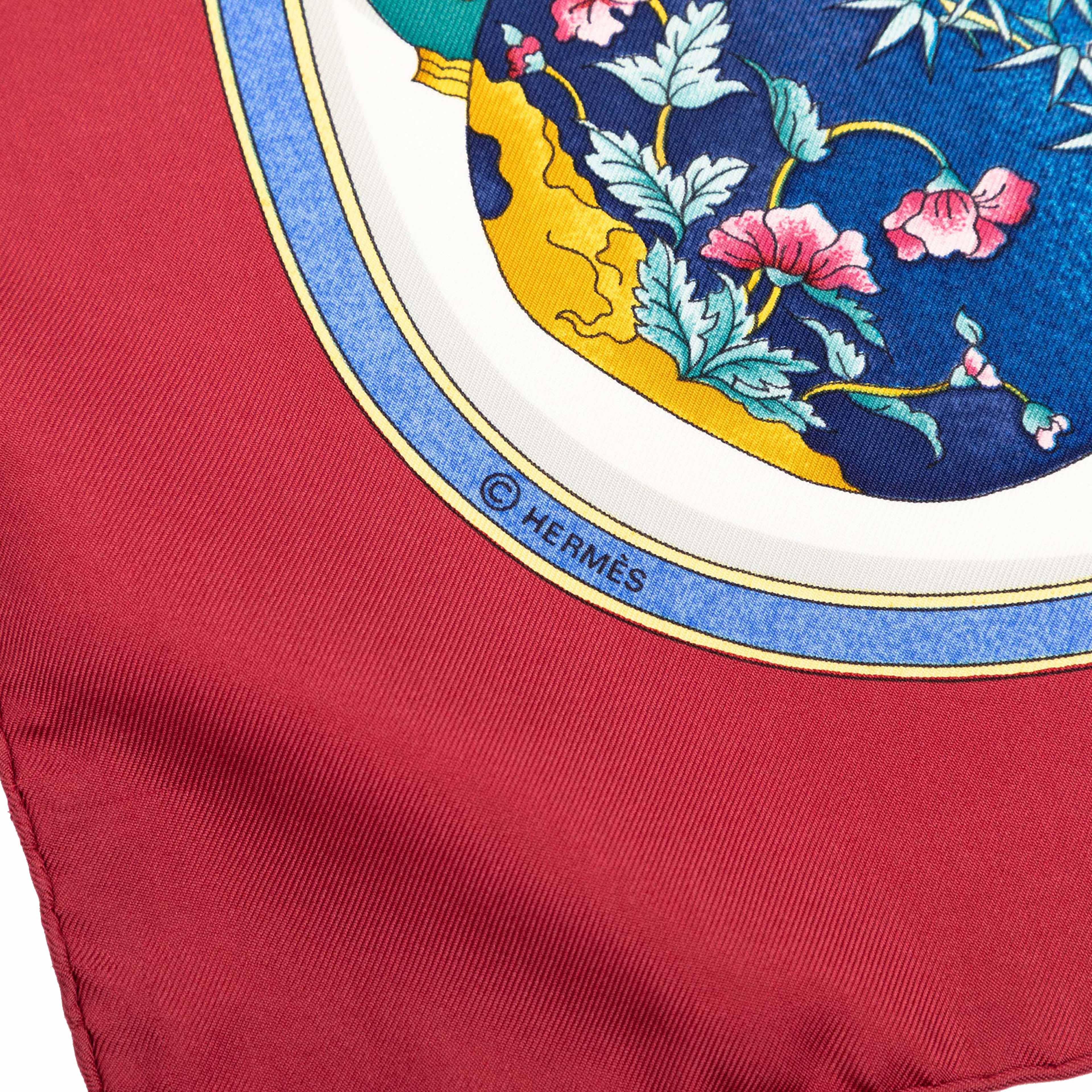 Hermès Qu Importe Le Flacon Silk Scarf 90, från Luxclusif, i färgen white. Klicka för att öppna bilden i stort format
