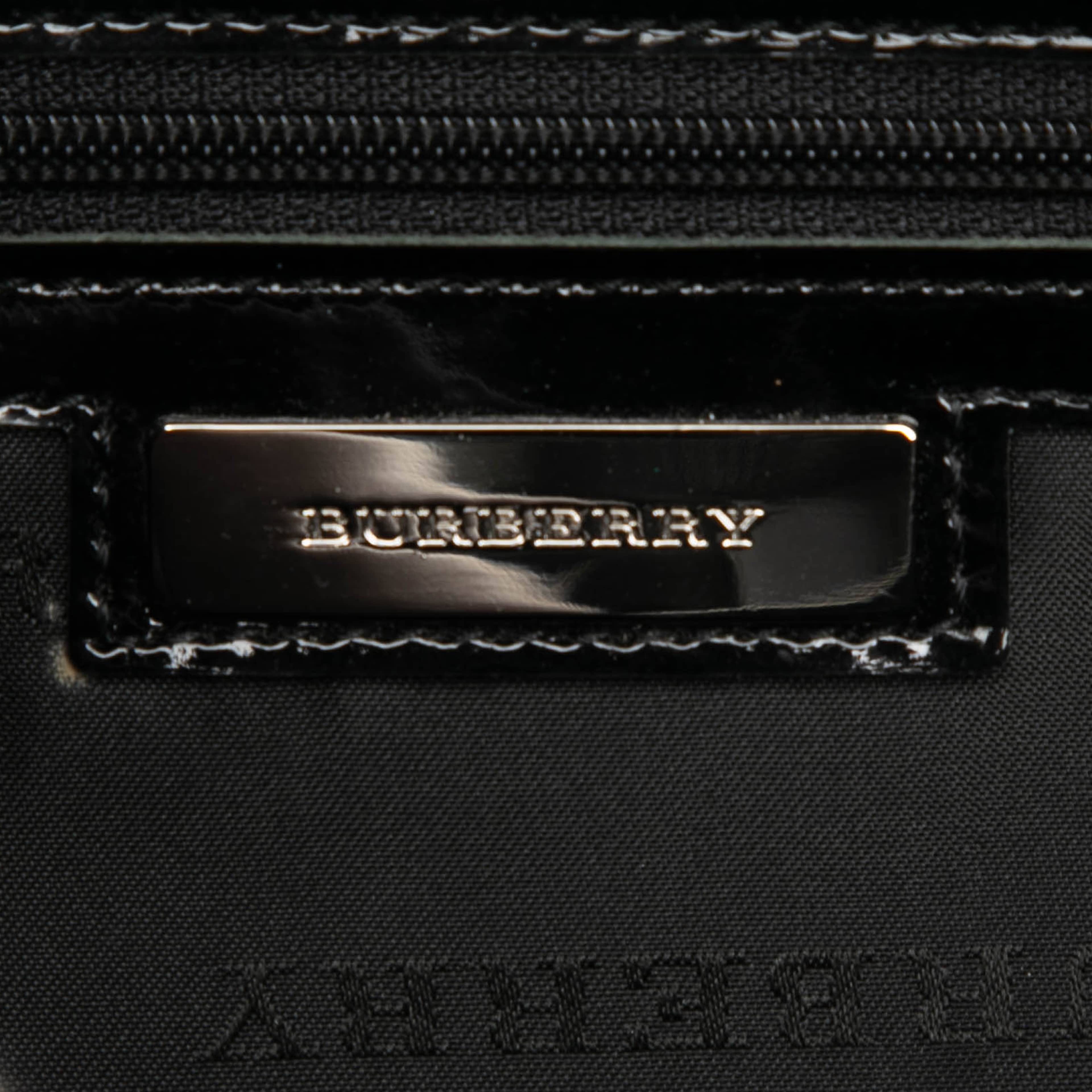 Burberry House Check Embossed Patent Shoulder Bag, från Luxclusif, i färgen black. Klicka för att öppna bilden i stort format