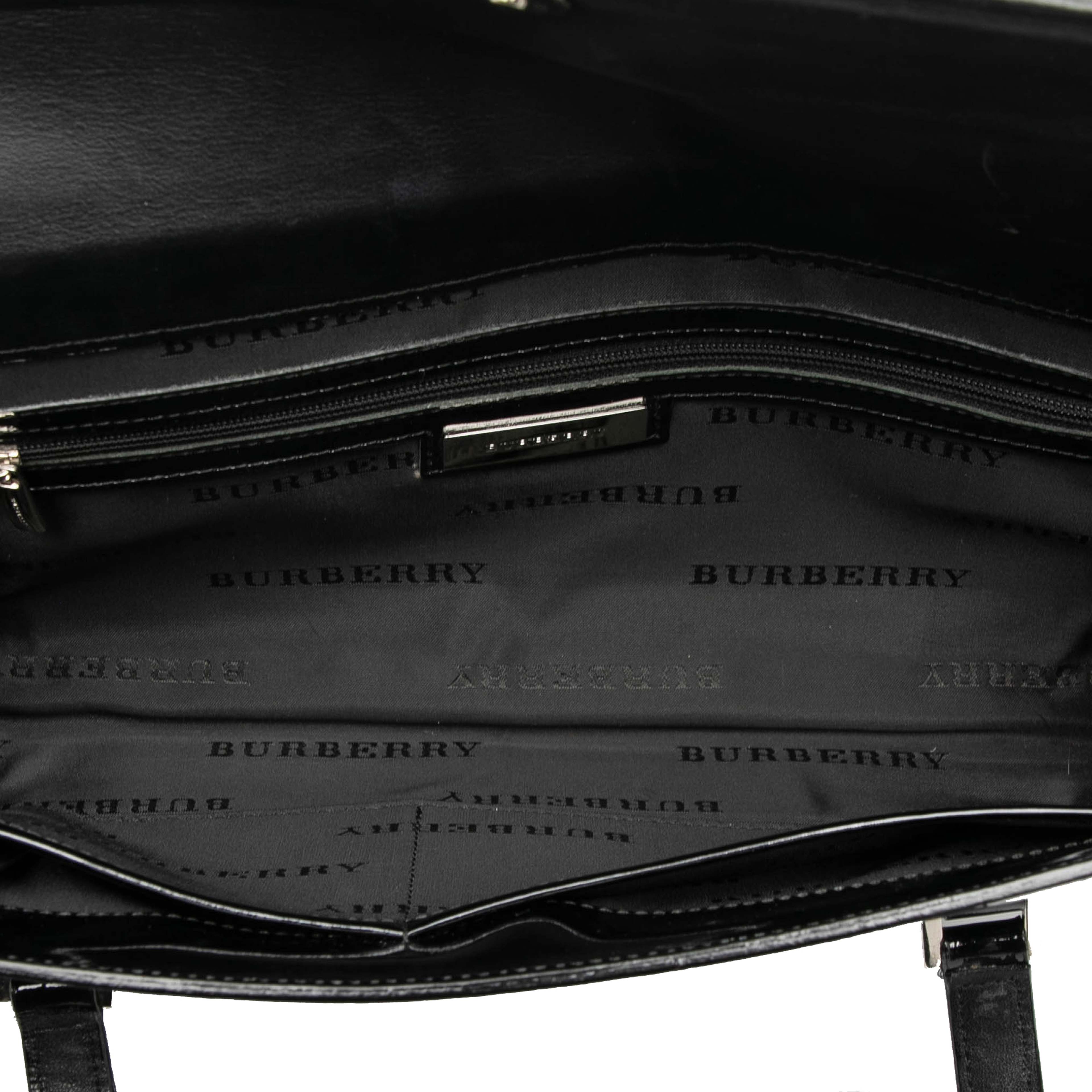 Burberry House Check Embossed Patent Shoulder Bag, från Luxclusif, i färgen black. Klicka för att öppna bilden i stort format