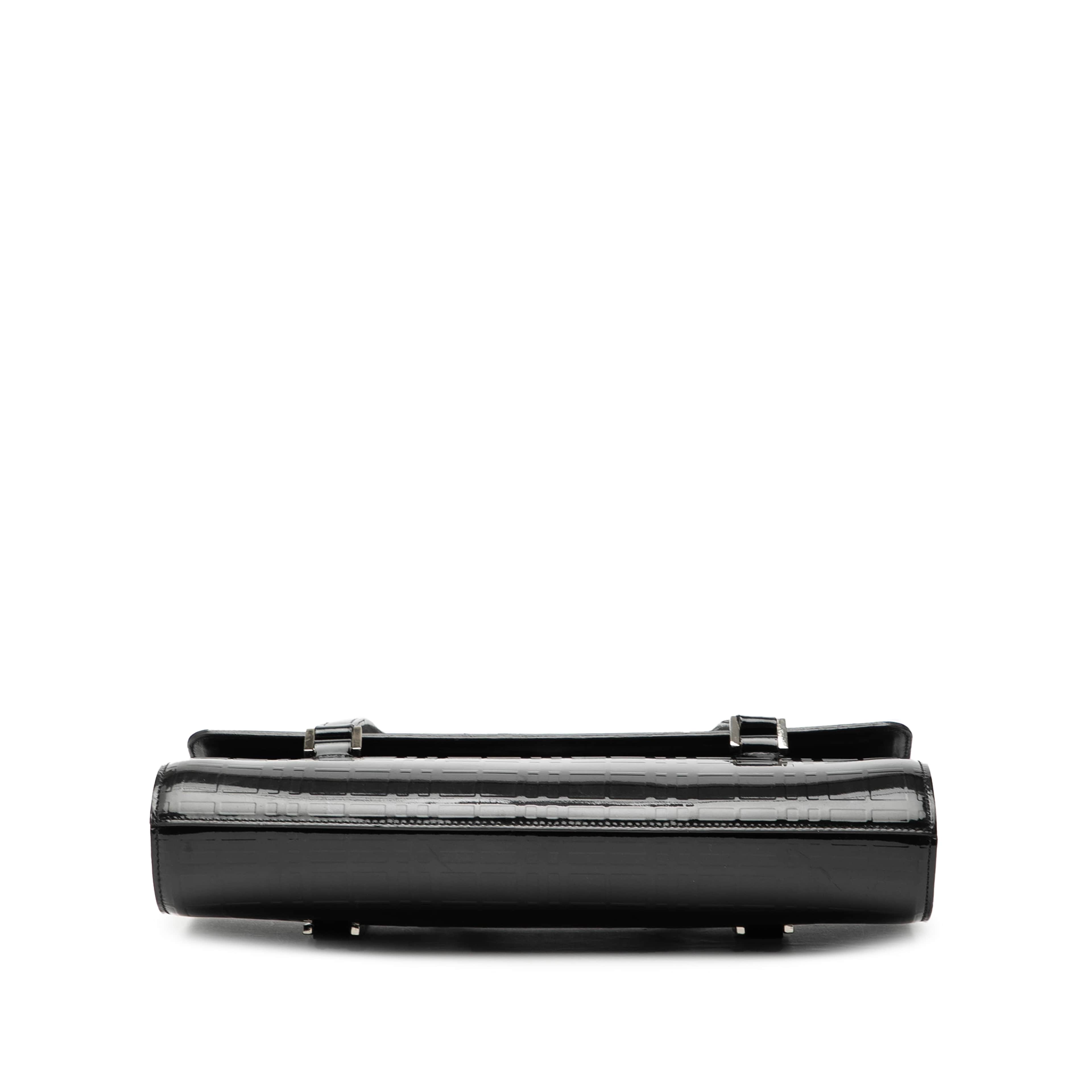 Burberry House Check Embossed Patent Shoulder Bag, från Luxclusif, i färgen black. Klicka för att öppna bilden i stort format