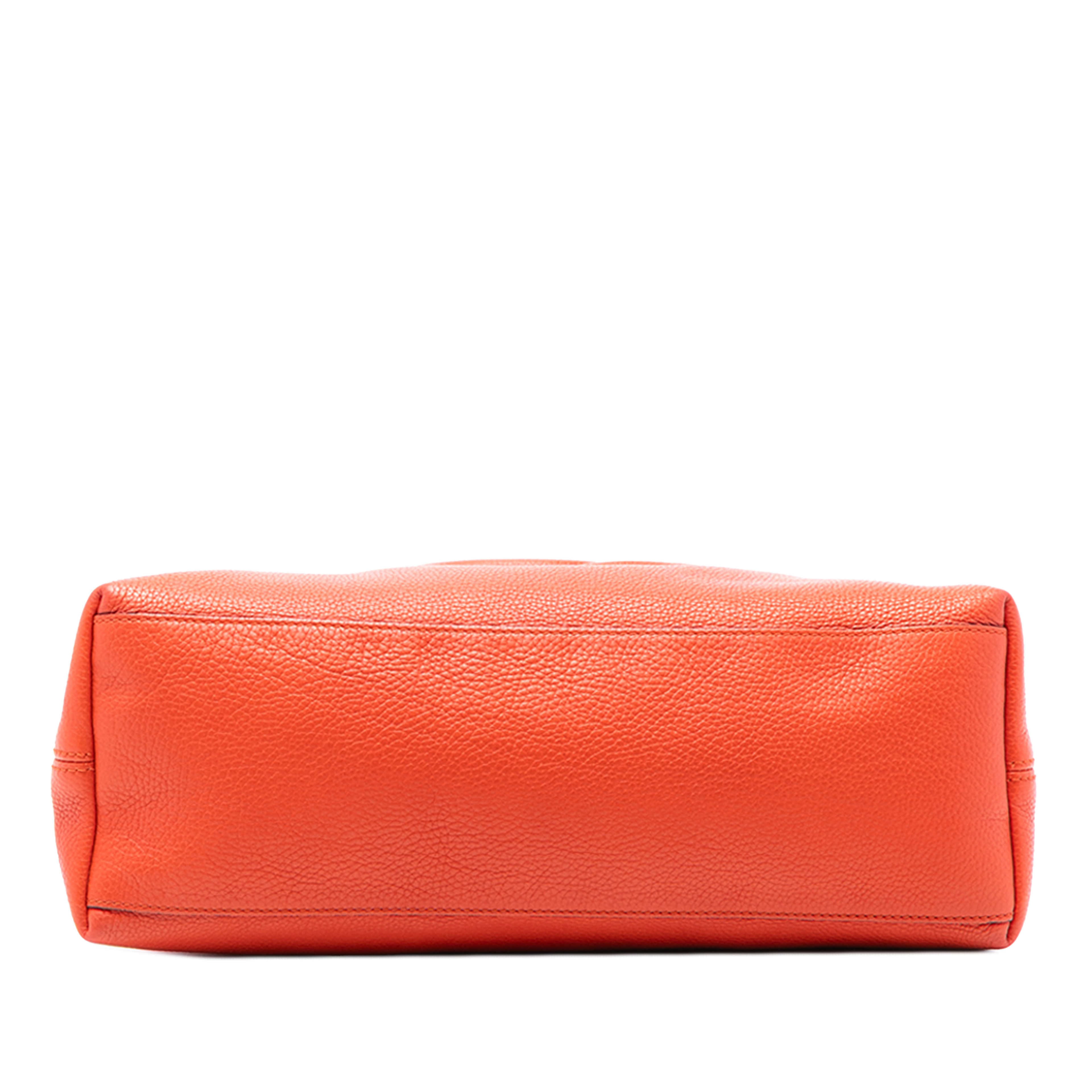 Gucci Medium Leather Soho Chain Tote, från Luxclusif, i färgen dark orange. Klicka för att öppna bilden i stort format