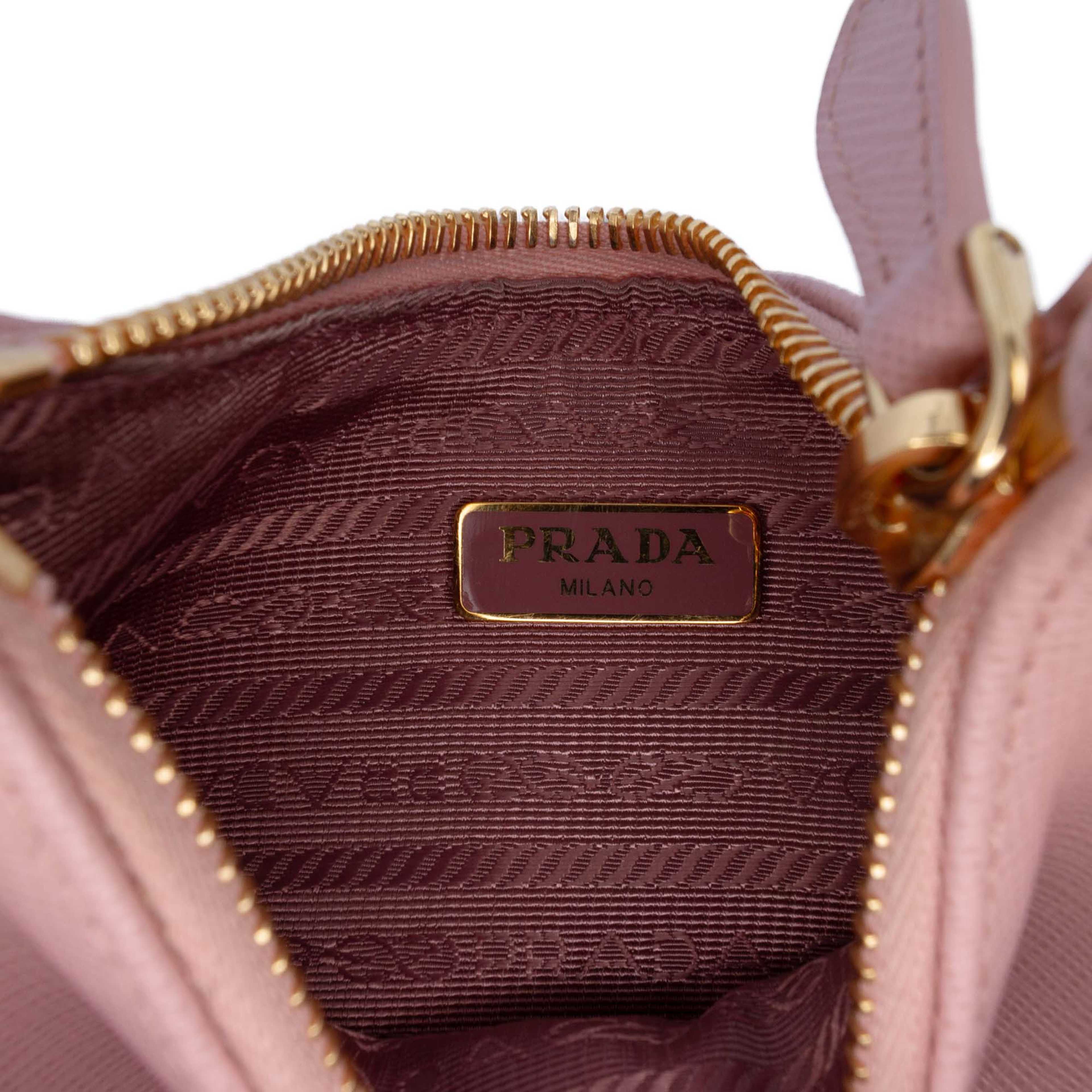 Prada Saffiano Lux Re Edition 2005 Satchel, från Luxclusif, i färgen rosa. Klicka för att öppna bilden i stort format
