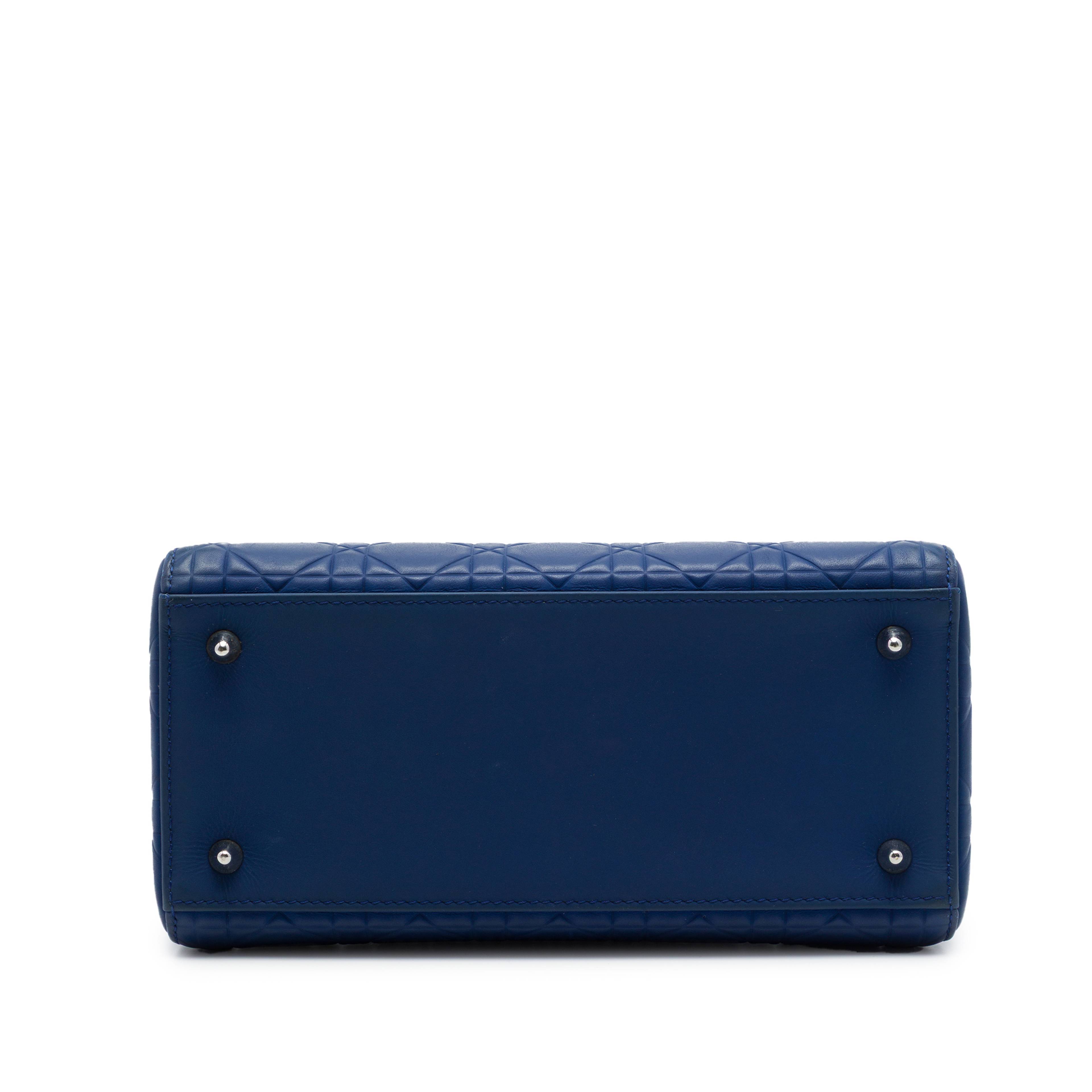 Dior Medium Ultra Matte Calfskin Embossed Cannage Lady Dior, från Luxclusif, i färgen blå. Klicka för att öppna bilden i stort format