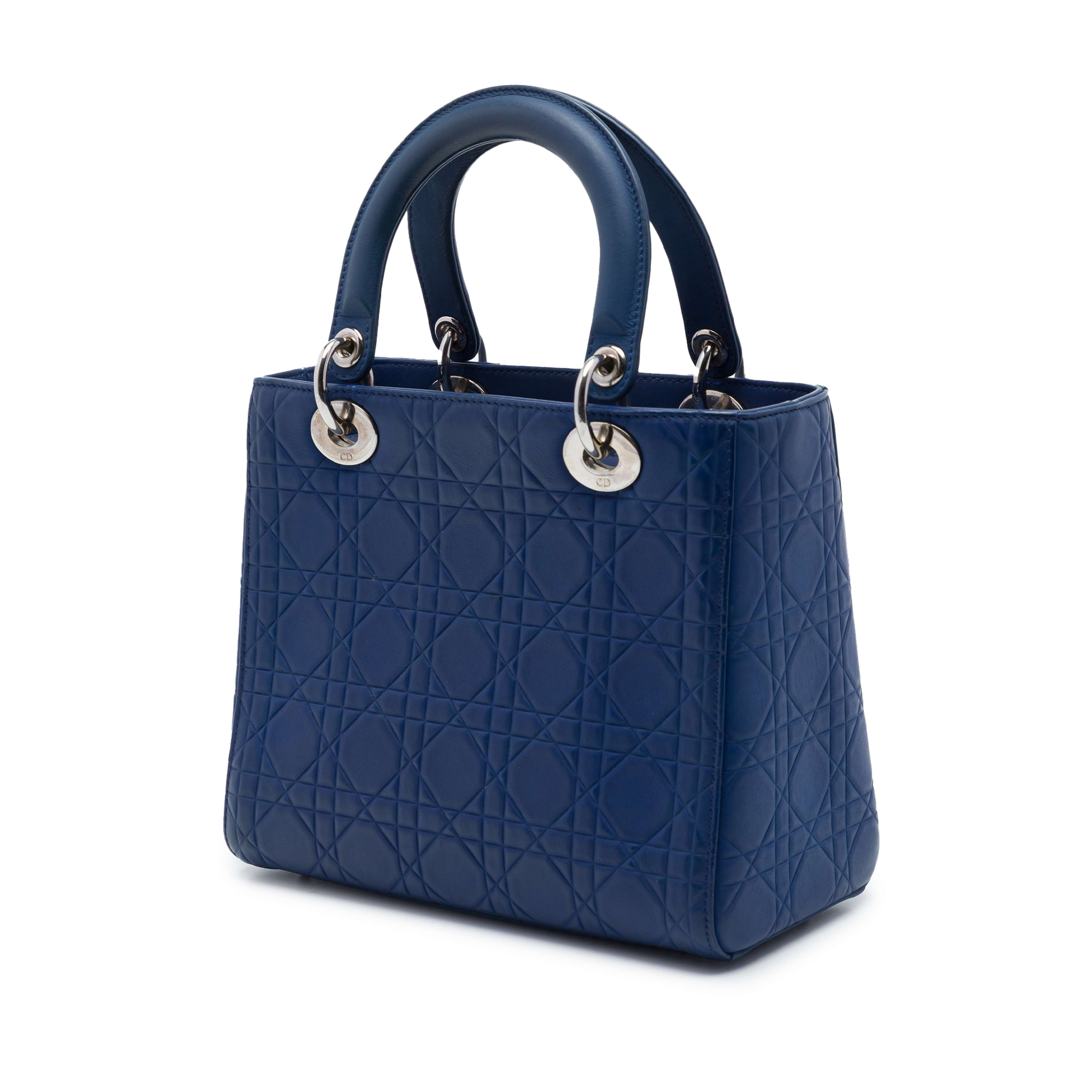 Dior Medium Ultra Matte Calfskin Embossed Cannage Lady Dior, från Luxclusif, i färgen blå. Klicka för att öppna bilden i stort format