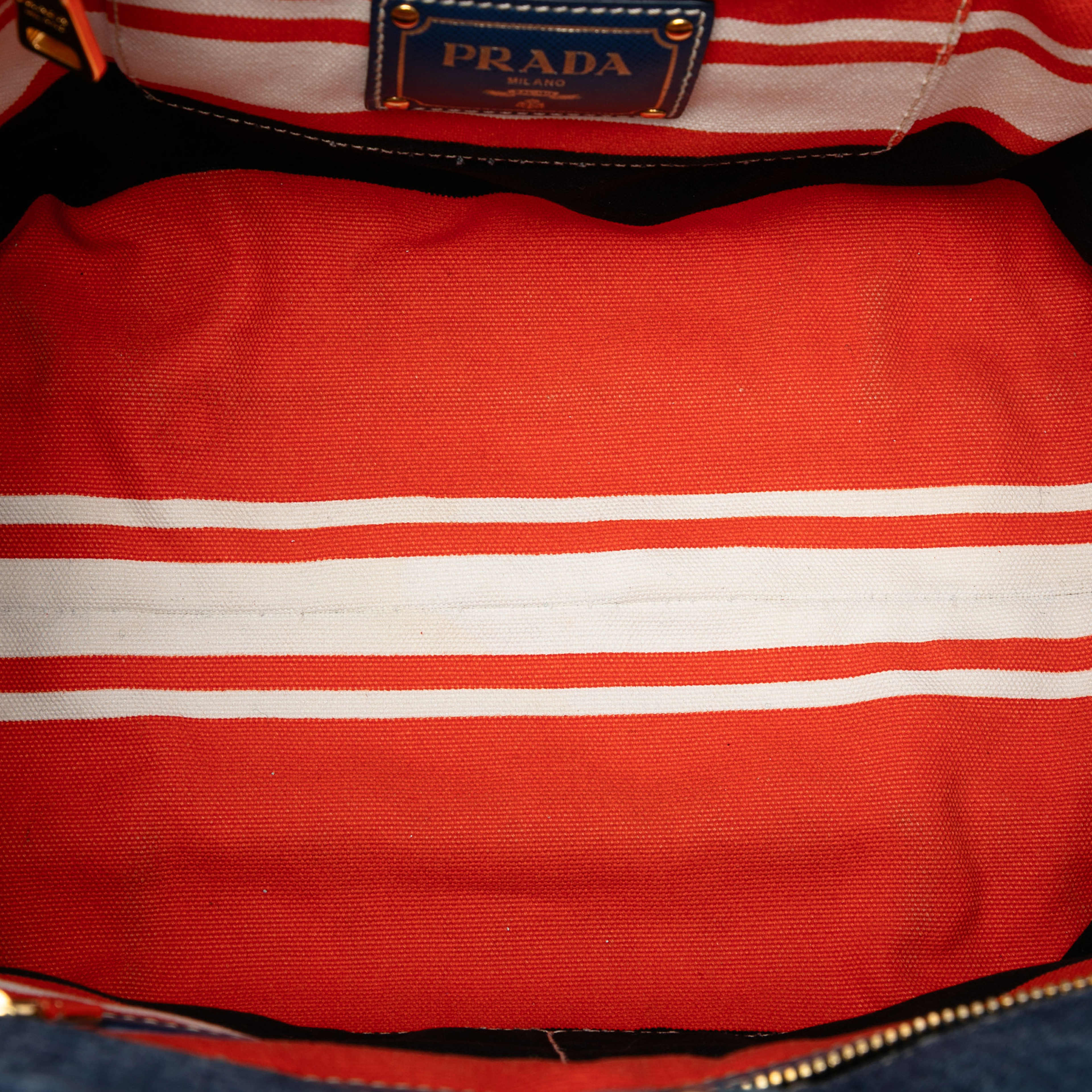 Prada Denim Open Convertible Tote, från Luxclusif, i färgen denim. Klicka för att öppna bilden i stort format