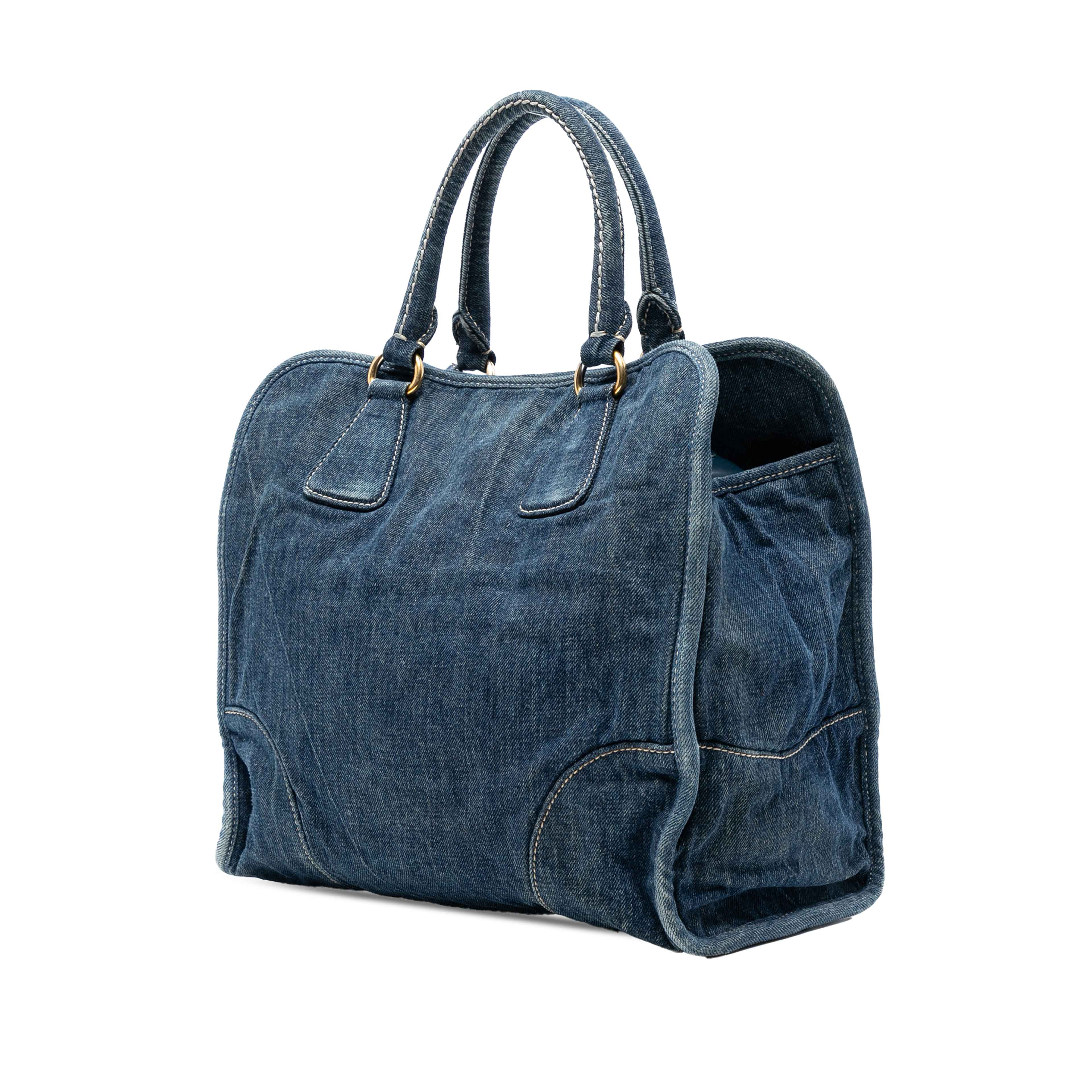 Prada Denim Open Convertible Tote, från Luxclusif, i färgen denim. Klicka för att öppna bilden i stort format