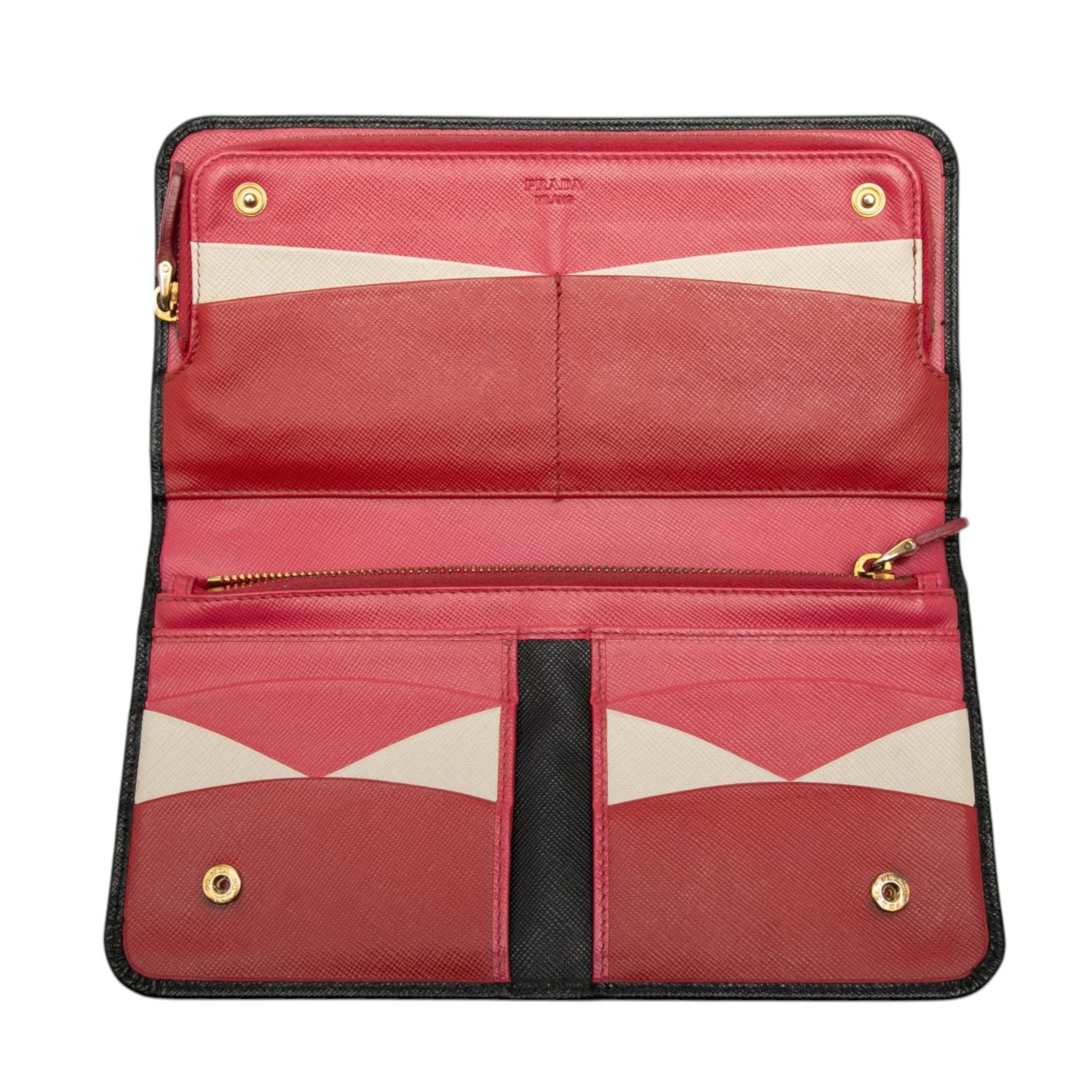 Prada Saffiano Zip Around Long Wallet, från Luxclusif, i färgen svart. Klicka för att öppna bilden i stort format
