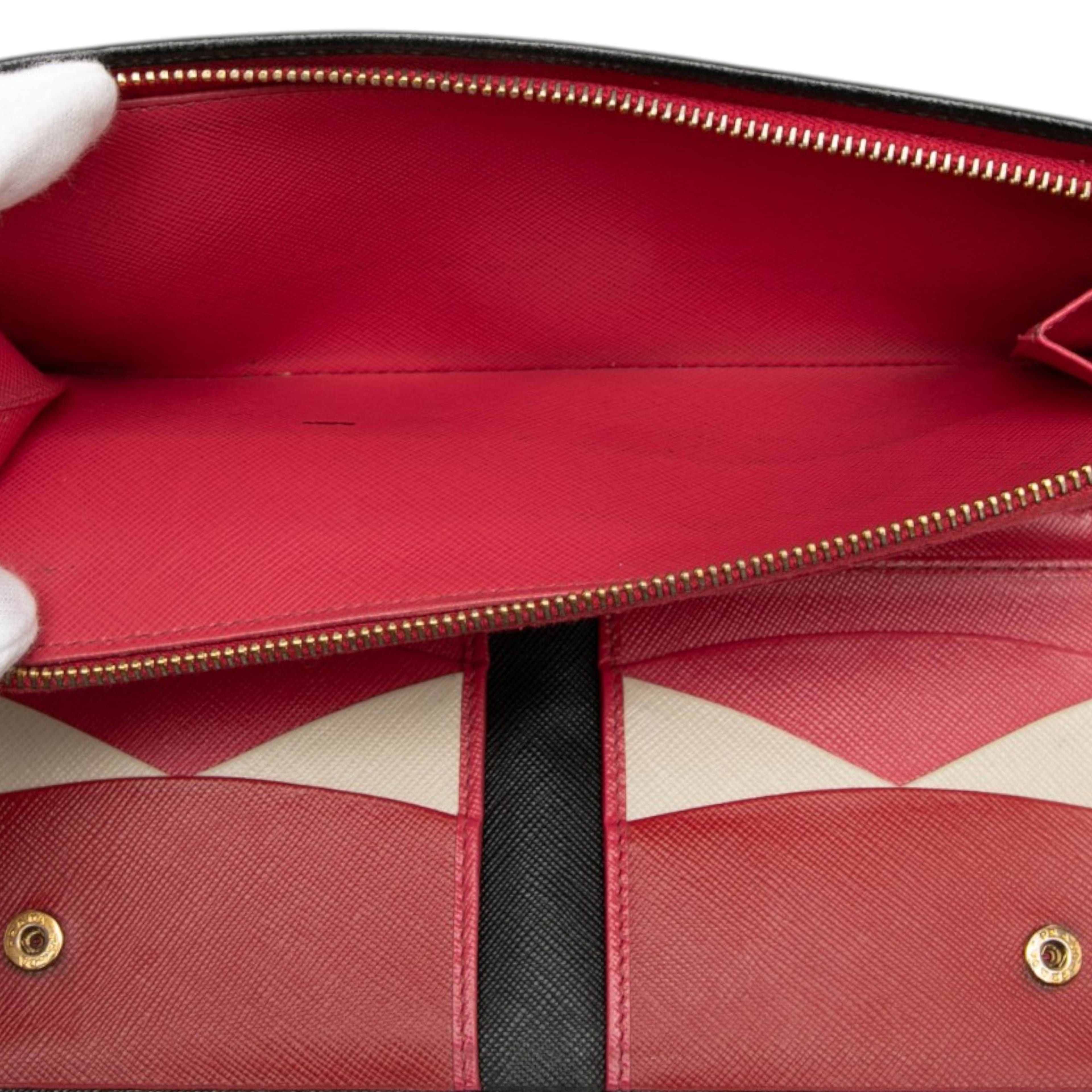 Prada Saffiano Zip Around Long Wallet, från Luxclusif, i färgen svart. Klicka för att öppna bilden i stort format