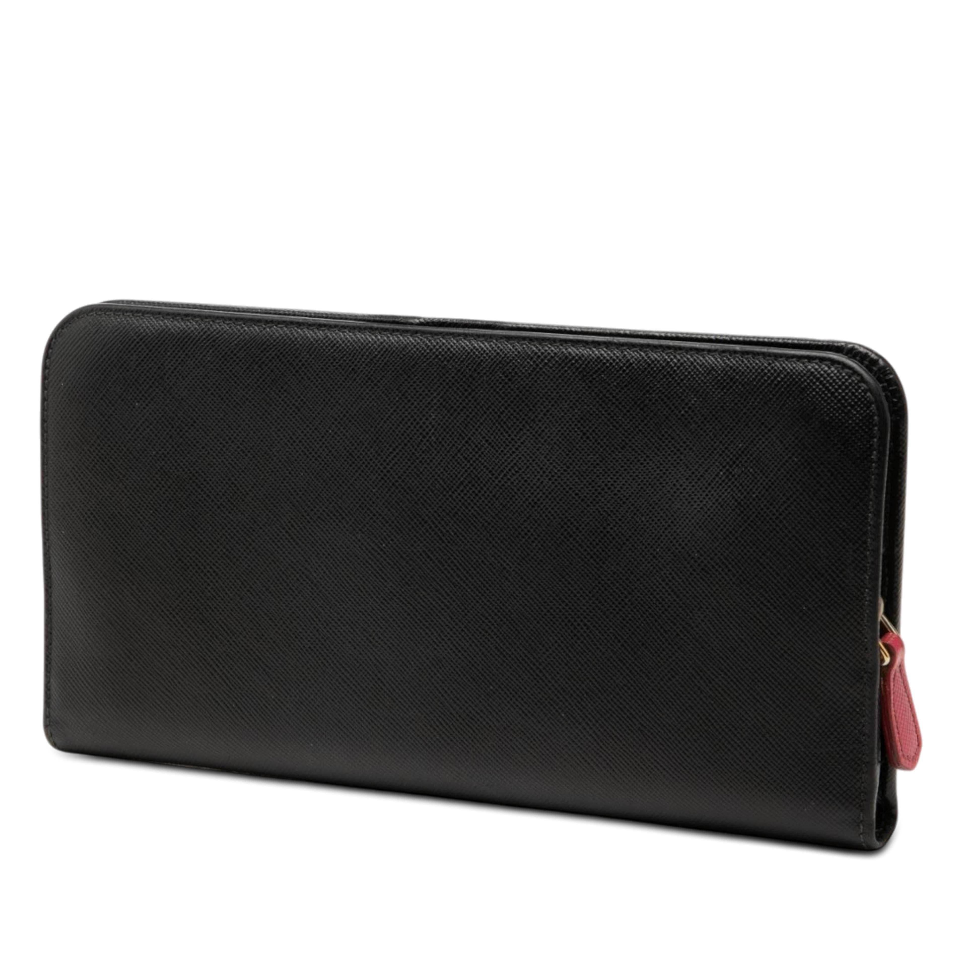 Prada Saffiano Zip Around Long Wallet, från Luxclusif, i färgen svart. Klicka för att öppna bilden i stort format