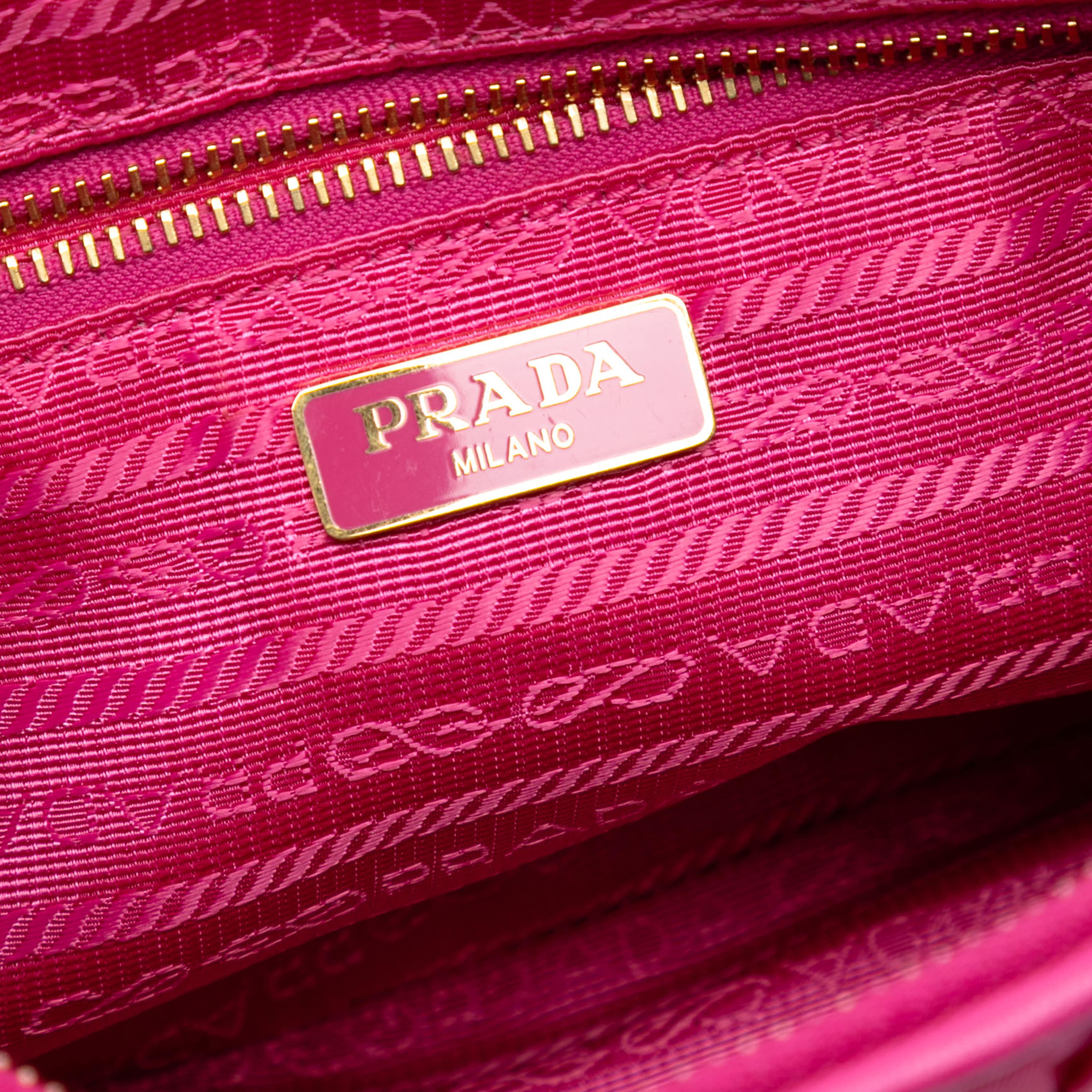 Prada Tessuto Gaufre Crossbody, från Luxclusif, i färgen pink. Klicka för att öppna bilden i stort format