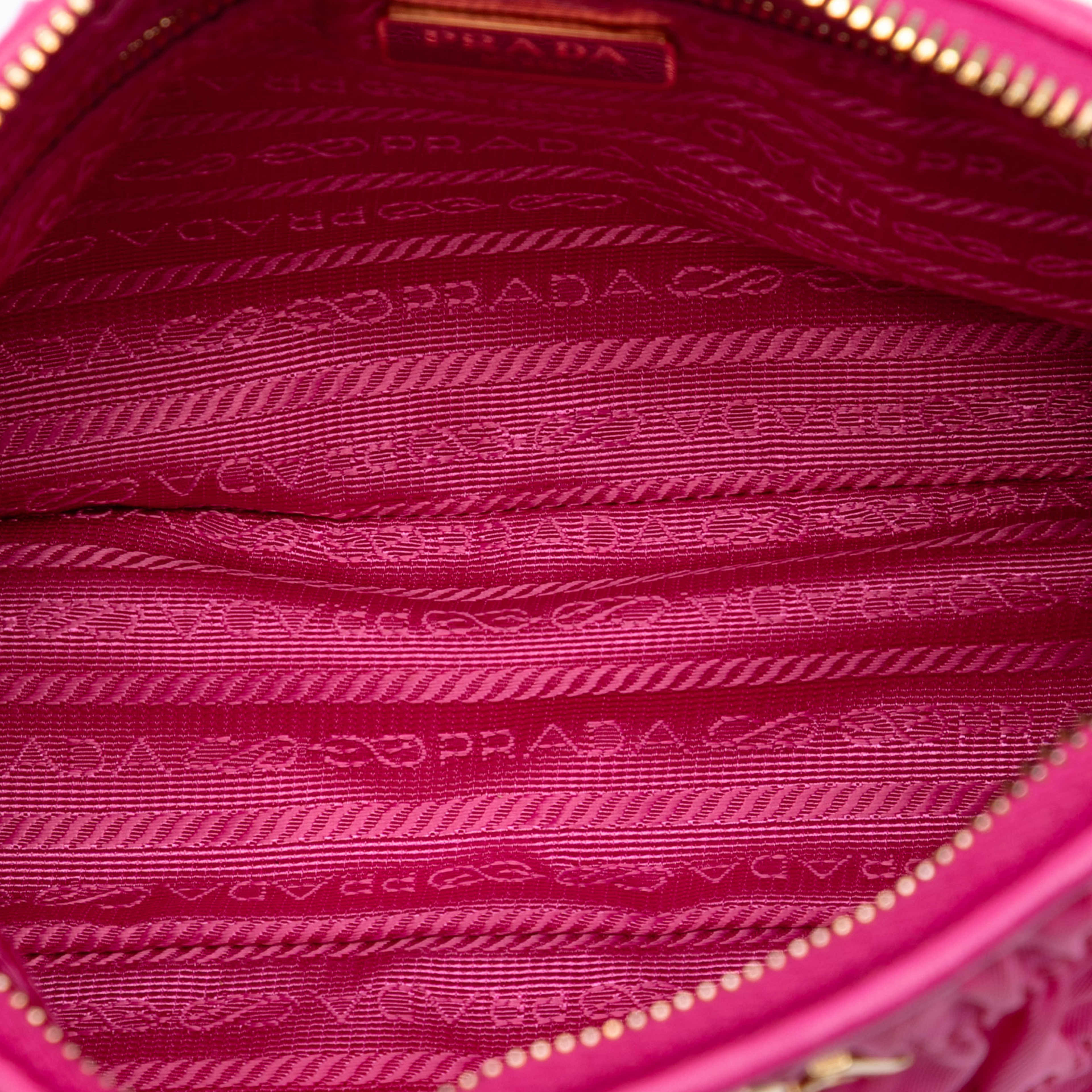 Prada Tessuto Gaufre Crossbody, från Luxclusif, i färgen pink. Klicka för att öppna bilden i stort format