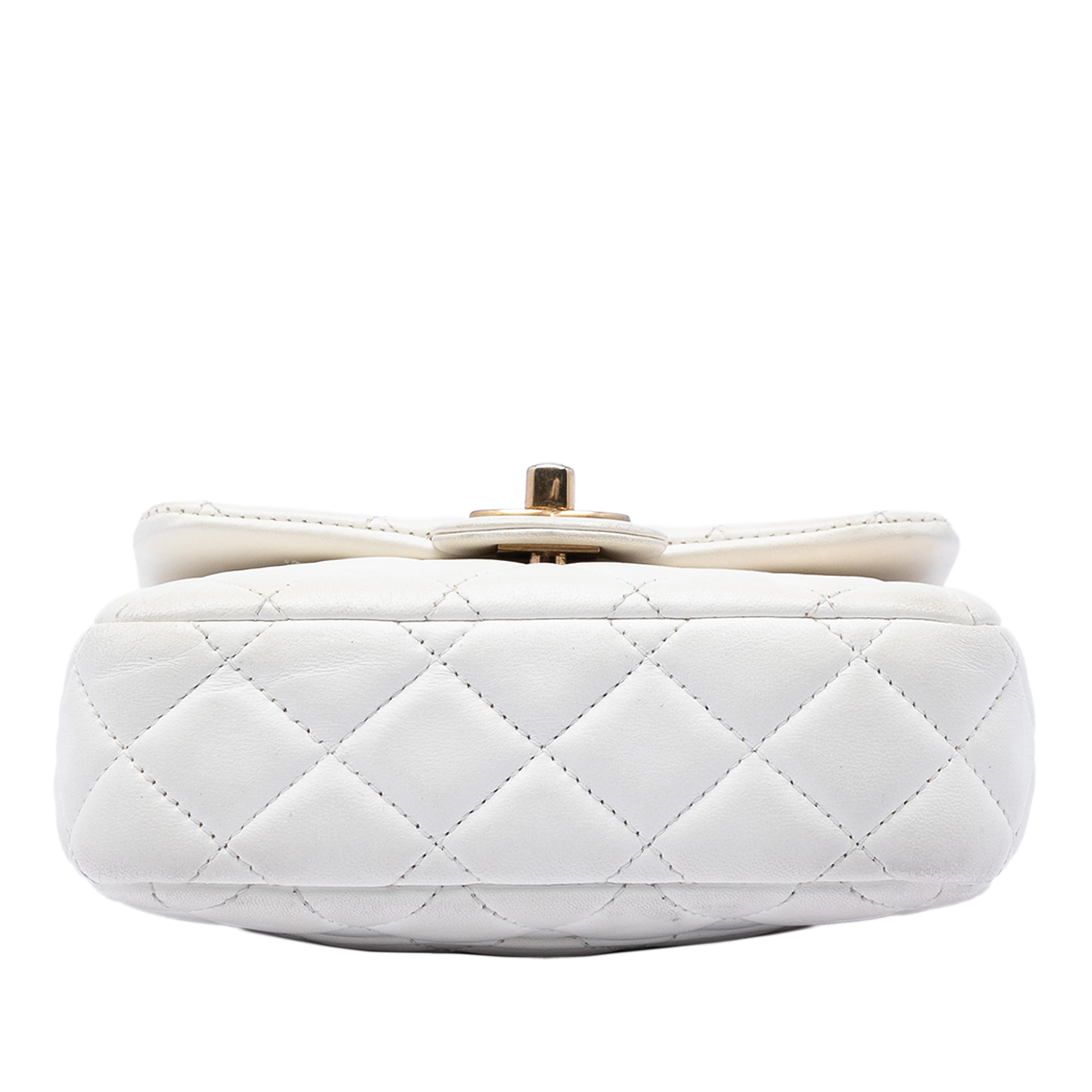 Chanel Mini Square Classic Lambskin Enamel Coco Hearts Single Flap, från Luxclusif, i färgen vit. Klicka för att öppna bilden i stort format