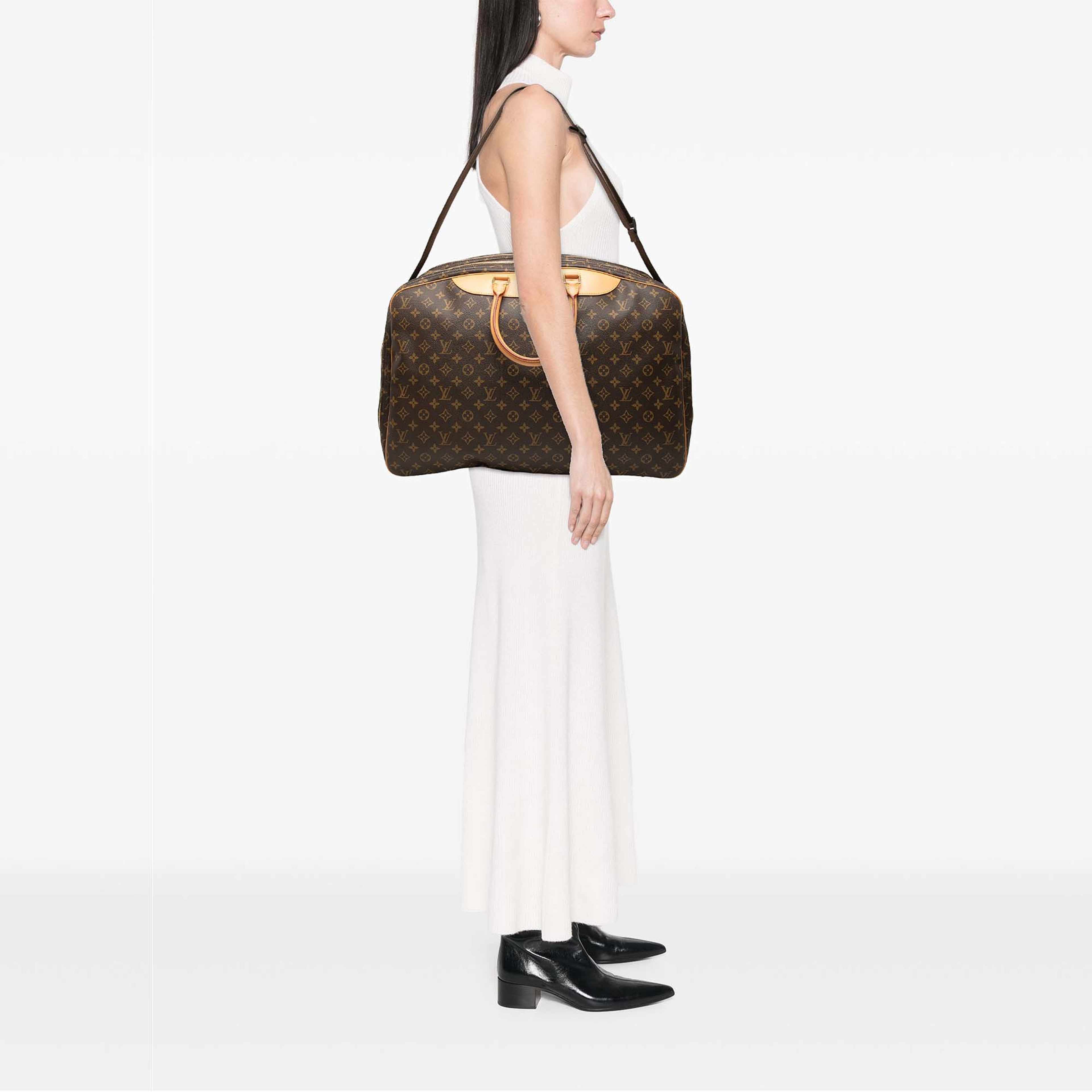 Louis Vuitton Monogram Alize 3 Poches, från Luxclusif, i färgen brun. Klicka för att öppna bilden i stort format