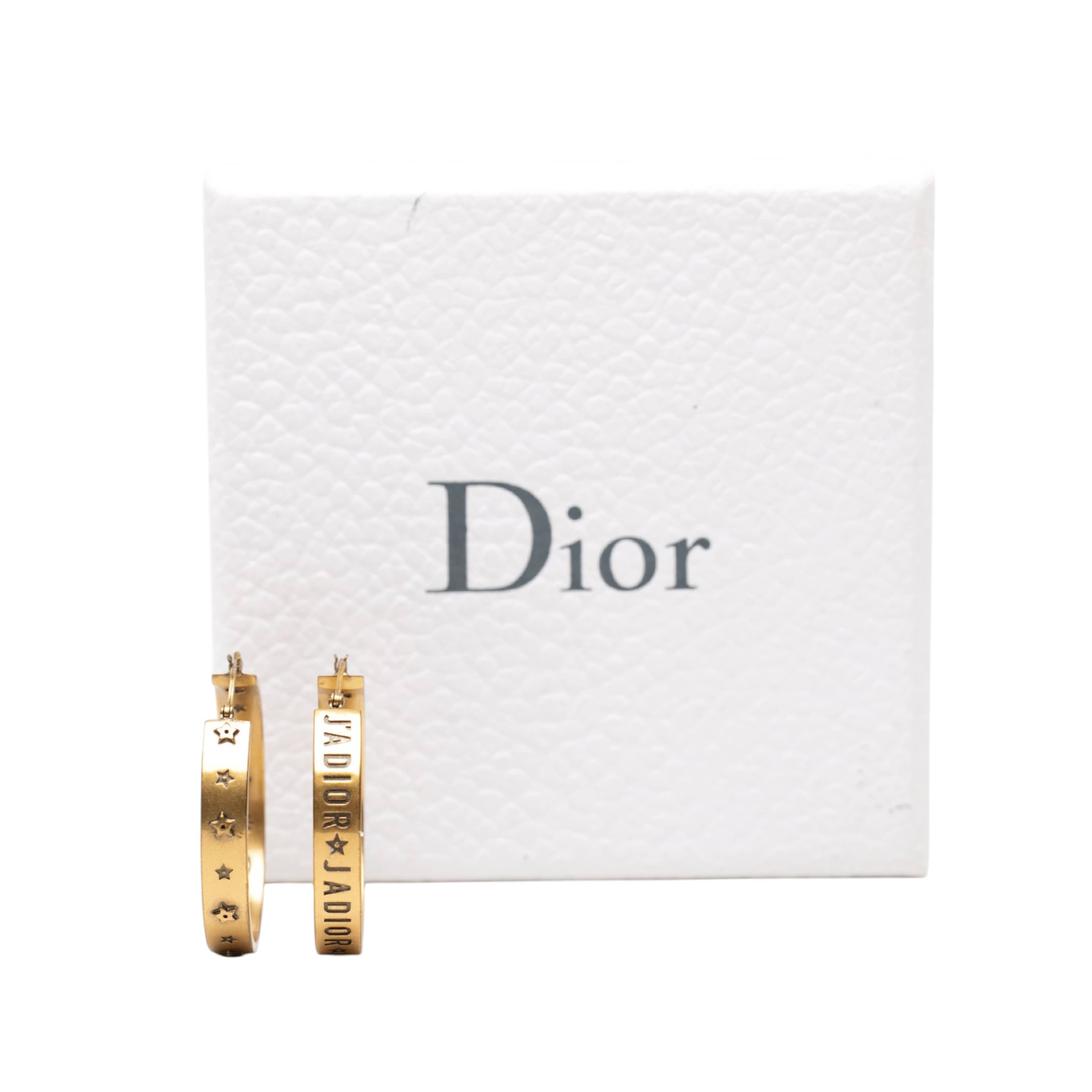 Dior Gold Plated J Adior Star Hoop Earrings, från Luxclusif, i färgen gold. Klicka för att öppna bilden i stort format