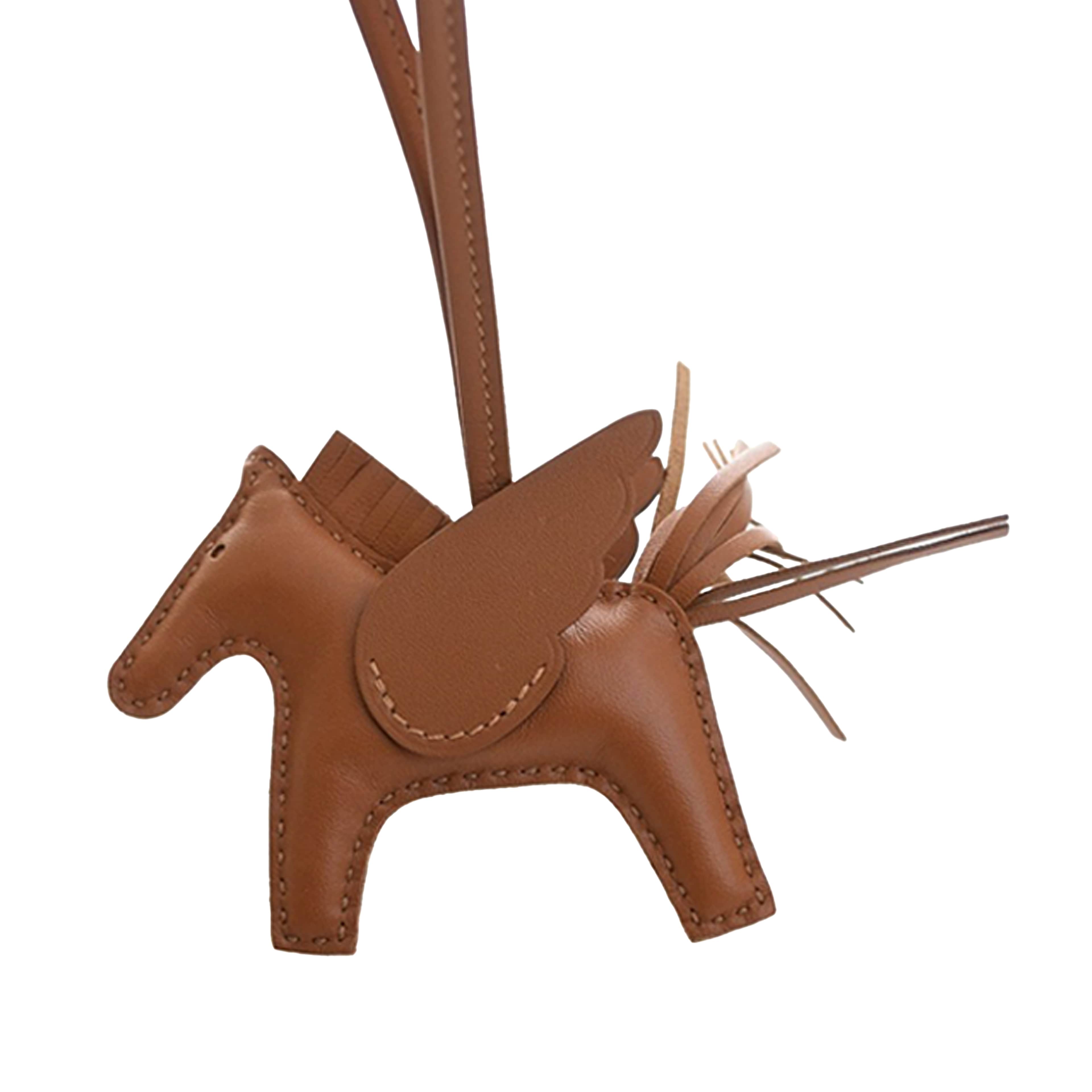 Hermès Milo Lambskin And Swift Grigri Rodeo Pegase Bag Charm Pm, från Luxclusif, i färgen brown. Klicka för att öppna bilden i stort format