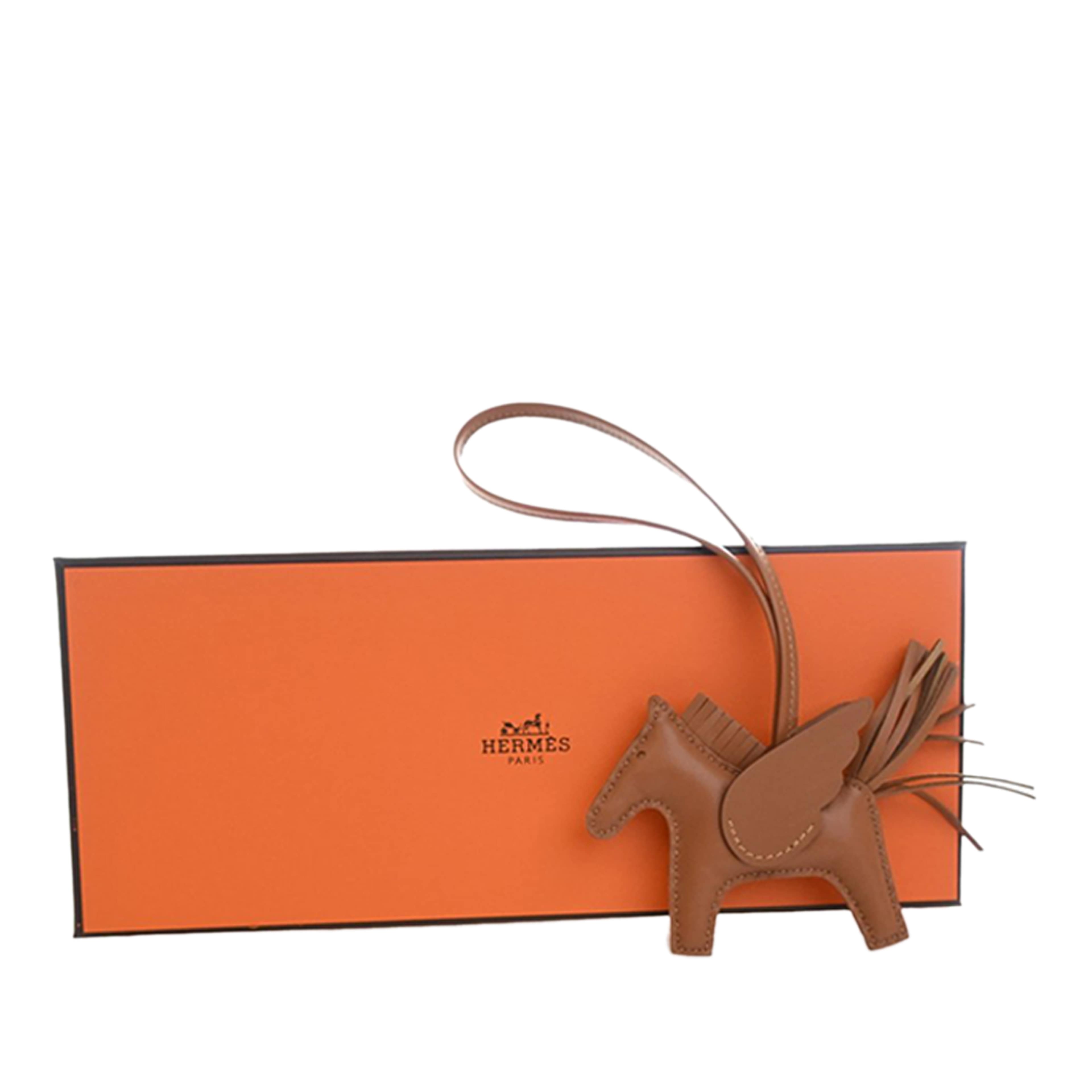 Hermès Milo Lambskin And Swift Grigri Rodeo Pegase Bag Charm Pm, från Luxclusif, i färgen brown. Klicka för att öppna bilden i stort format