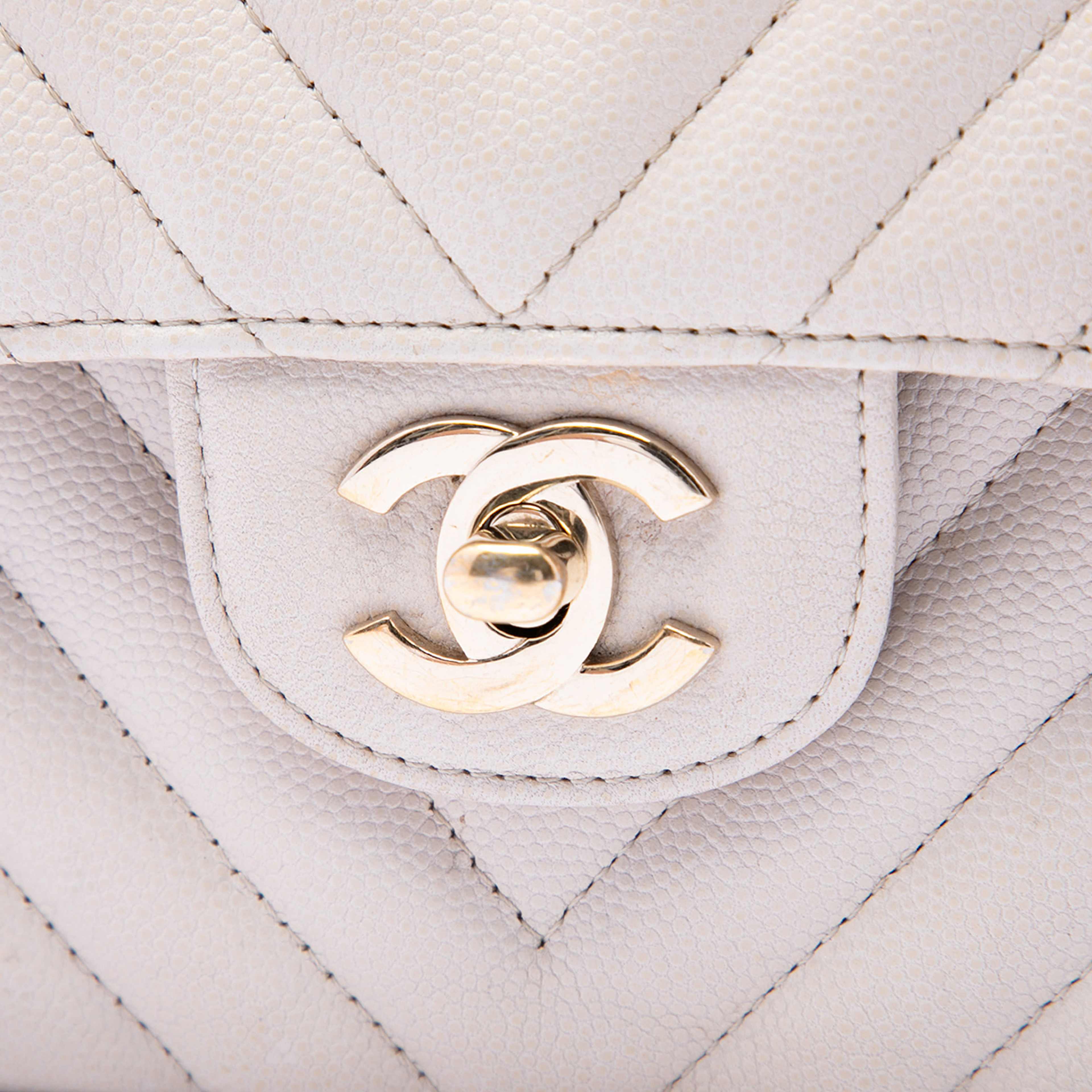 Chanel Small Classic Chevron Caviar Double Flap, från Luxclusif, i färgen vit. Klicka för att öppna bilden i stort format