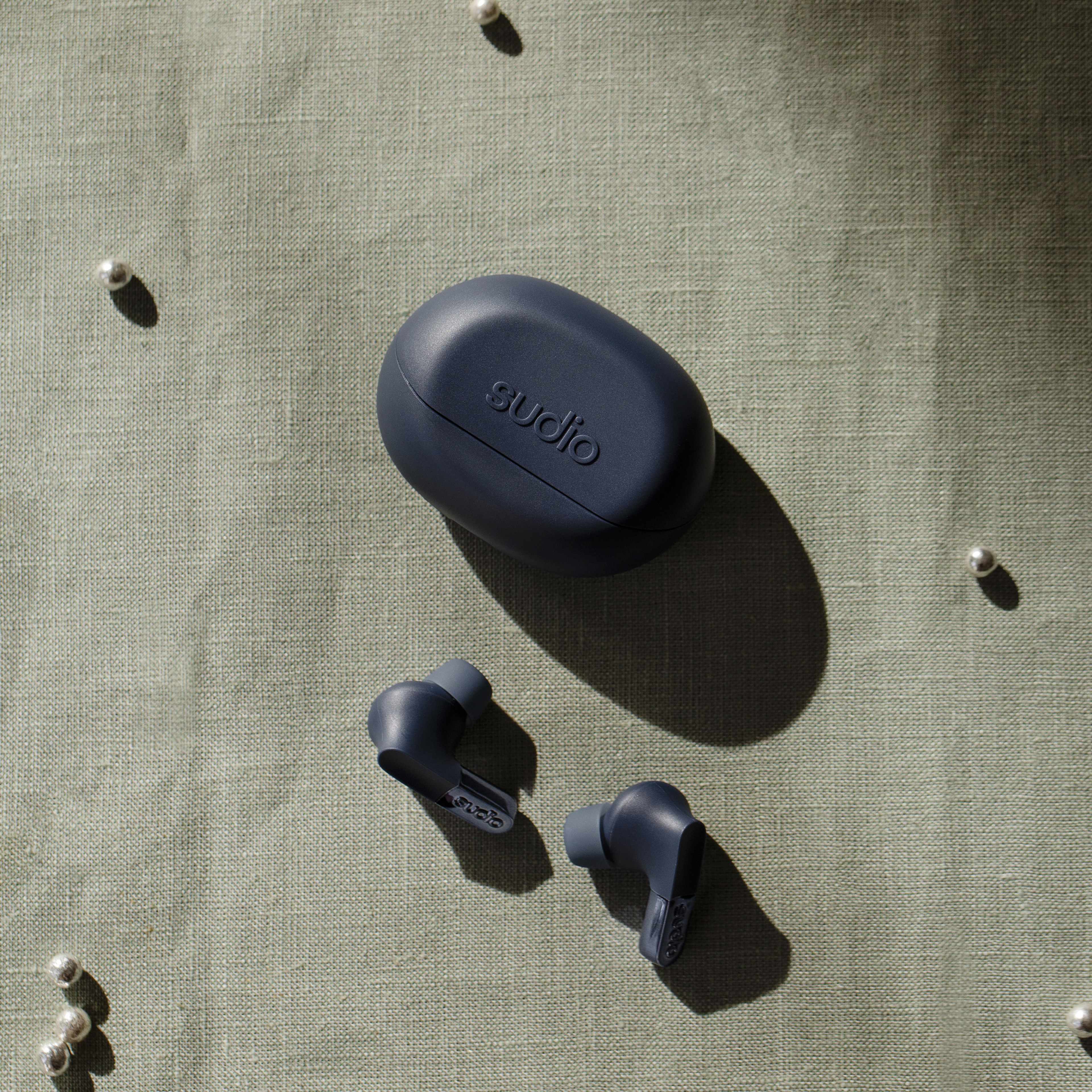 Sudio N3 Pro, från Sudio, i färgen midnight navy. Klicka för att öppna bilden i stort format