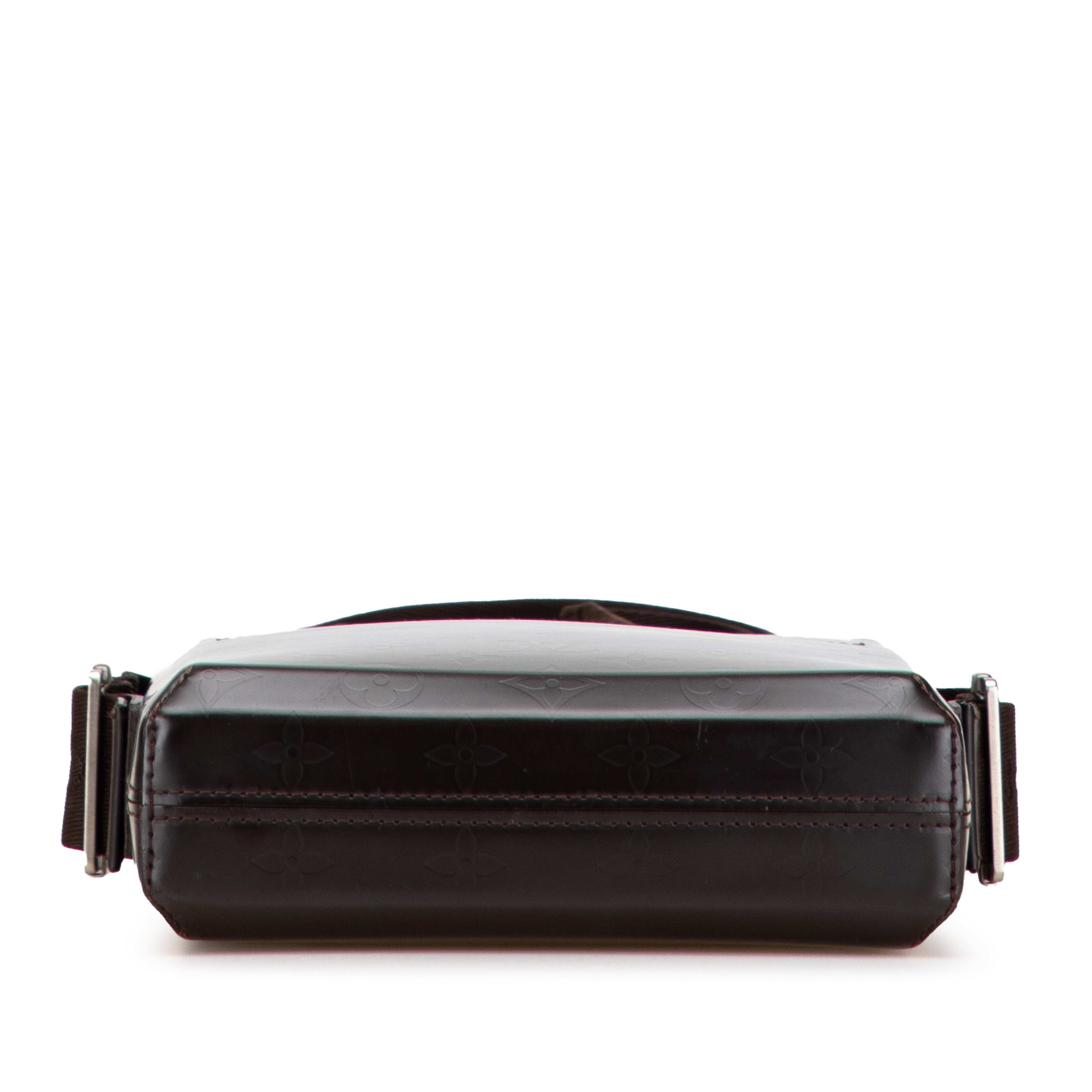 Louis Vuitton Monogram Glace Bobby, från Luxclusif, i färgen dark brown. Klicka för att öppna bilden i stort format