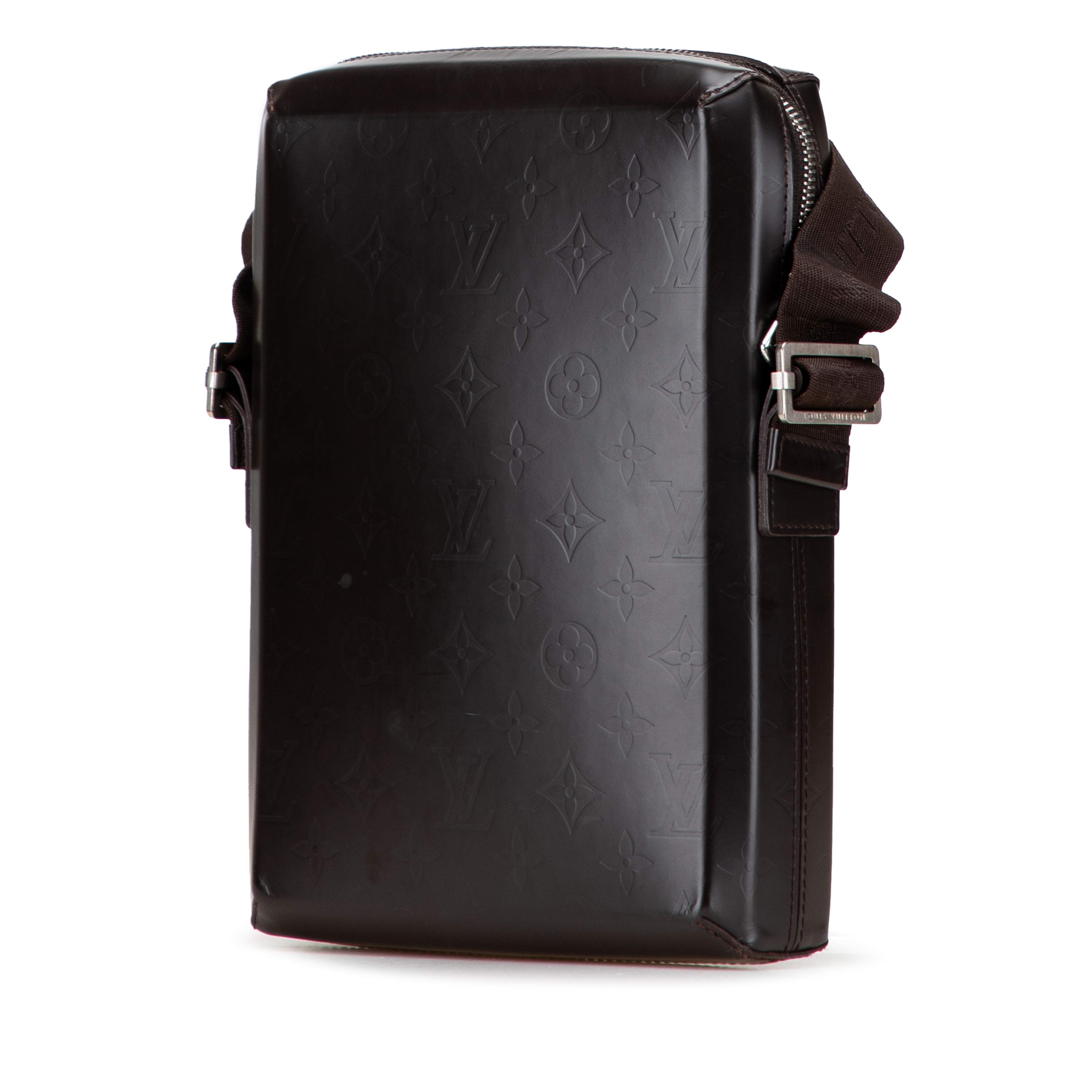 Louis Vuitton Monogram Glace Bobby, från Luxclusif, i färgen dark brown. Klicka för att öppna bilden i stort format