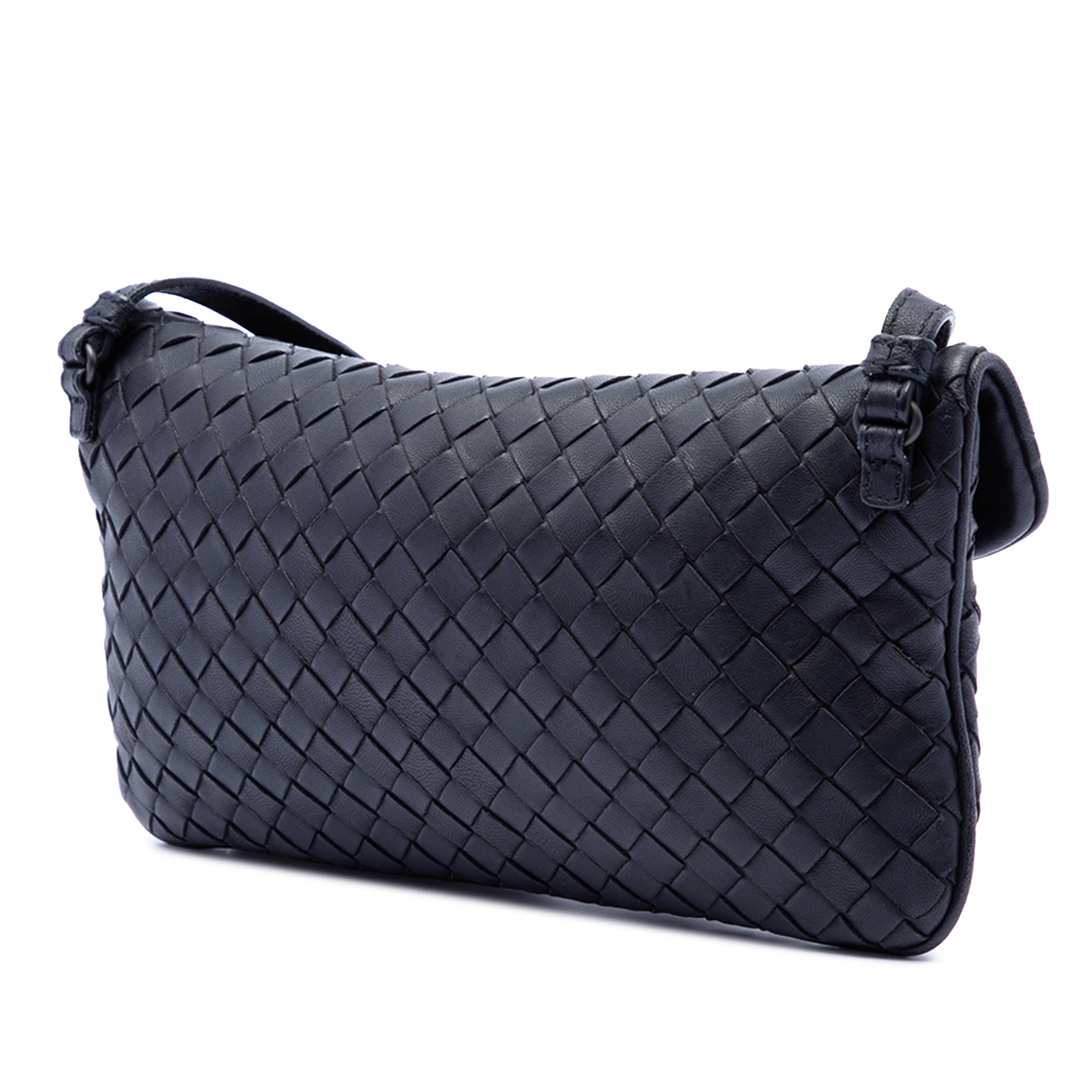 Bottega Veneta Mini Nappa Intrecciato Turn Lock Crossbody, från Luxclusif, i färgen svart. Klicka för att öppna bilden i stort format