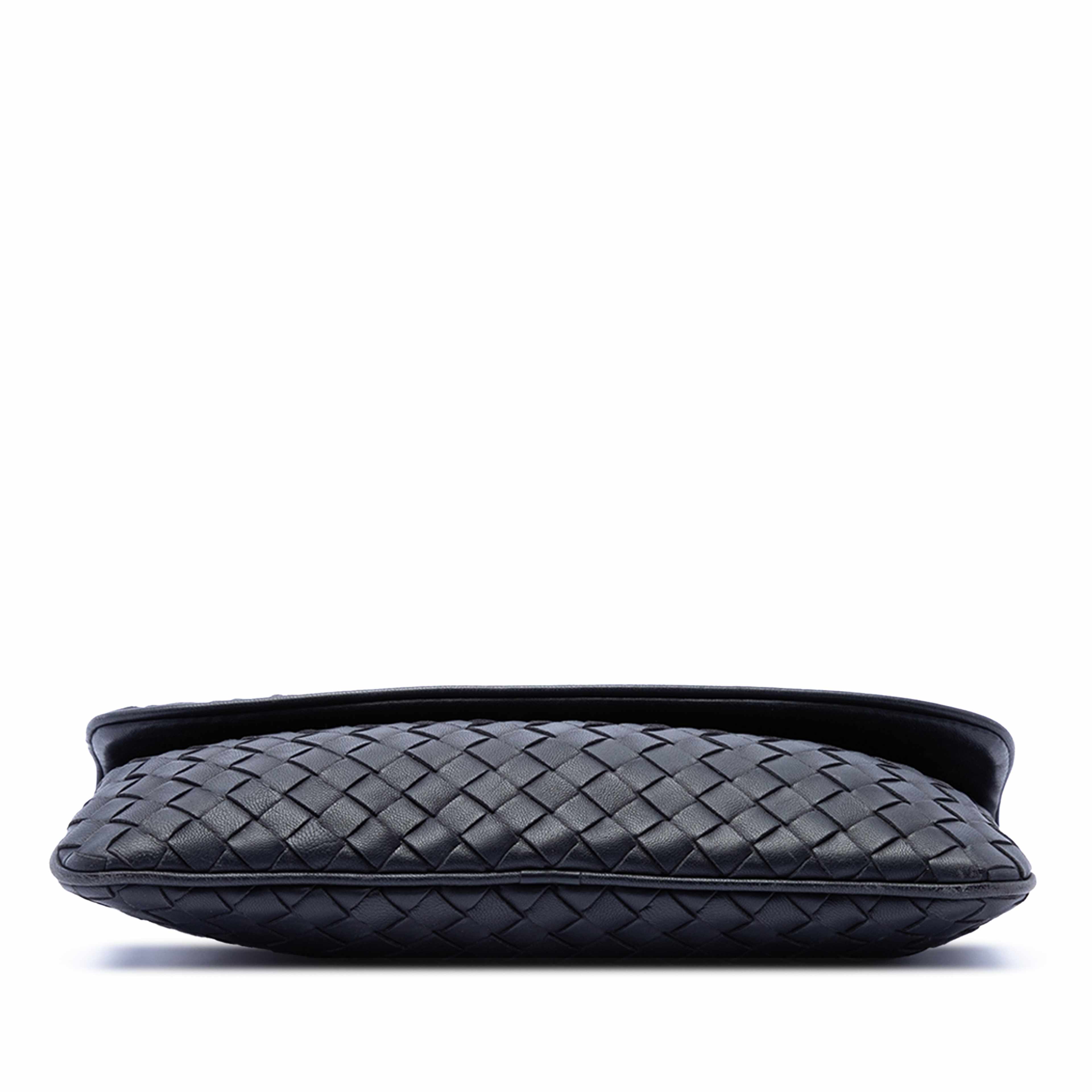 Bottega Veneta Mini Nappa Intrecciato Turn Lock Crossbody, från Luxclusif, i färgen svart. Klicka för att öppna bilden i stort format