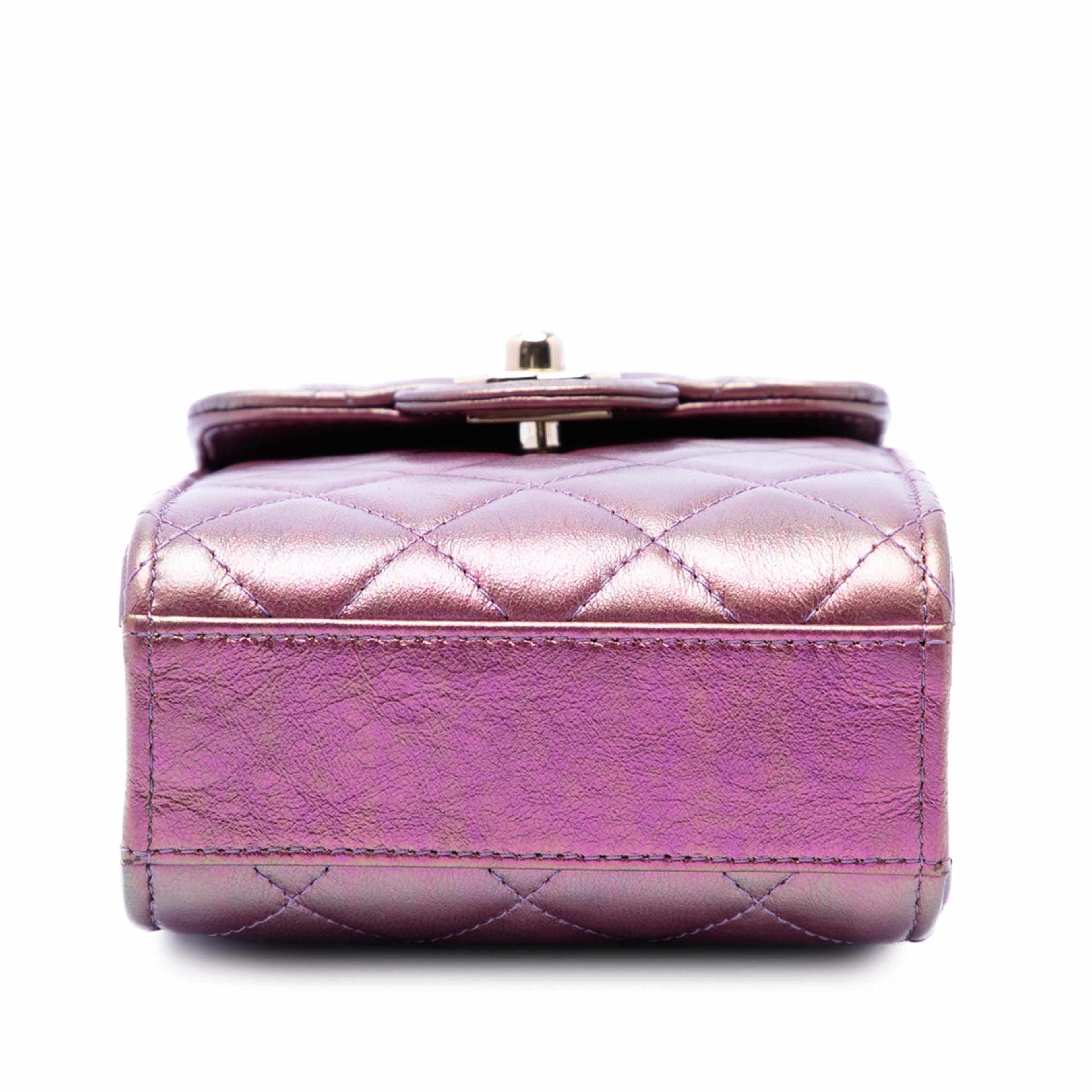 Chanel Cc Quilted Iridescent Lambskin Phone Holder With Chain, från Luxclusif, i färgen purpur. Klicka för att öppna bilden i stort format