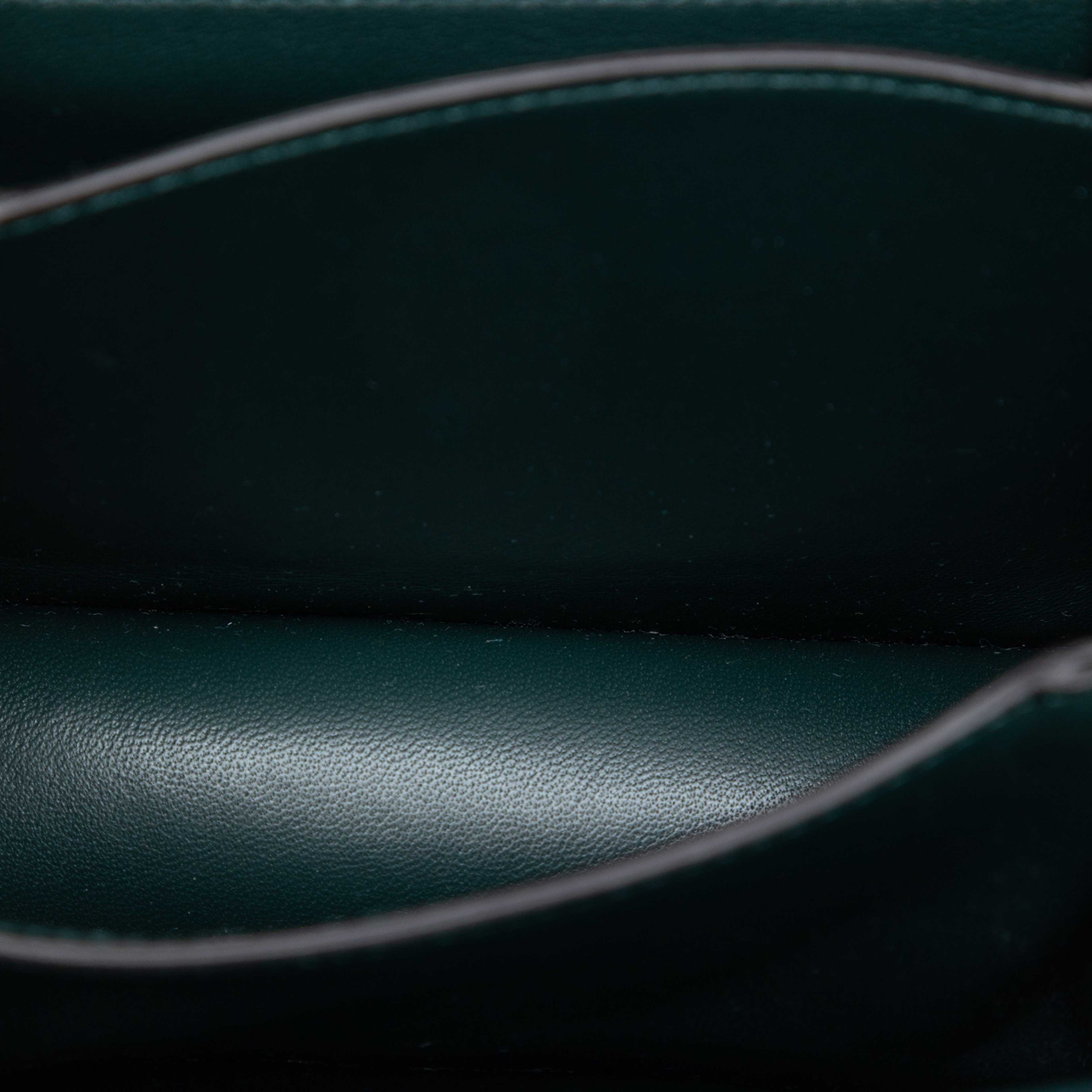 Celine Small Calfskin Classic Box, från Luxclusif, i färgen dark green. Klicka för att öppna bilden i stort format