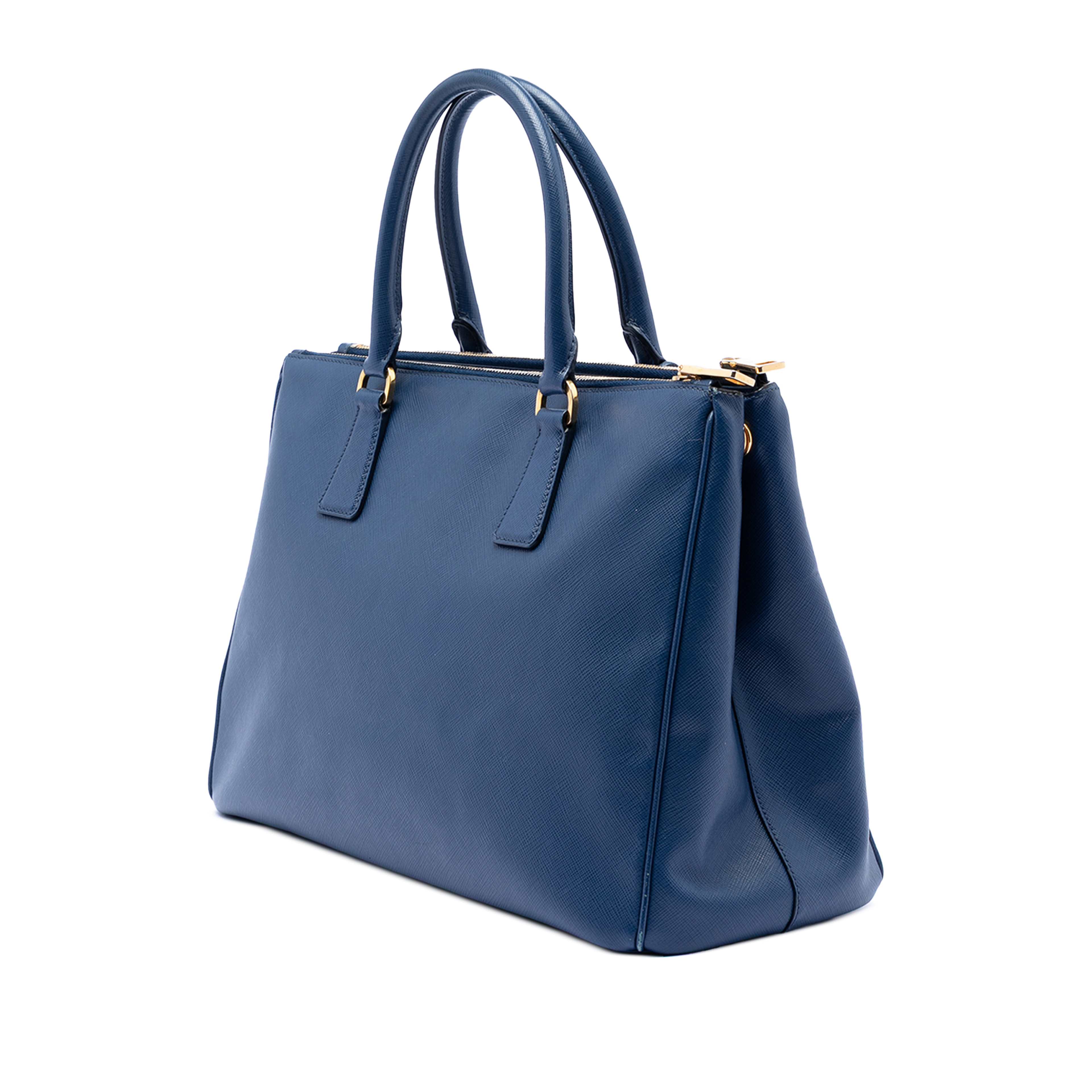 Prada Medium Saffiano Lux Galleria Double Zip Satchel, från Luxclusif, i färgen blue. Klicka för att öppna bilden i stort format