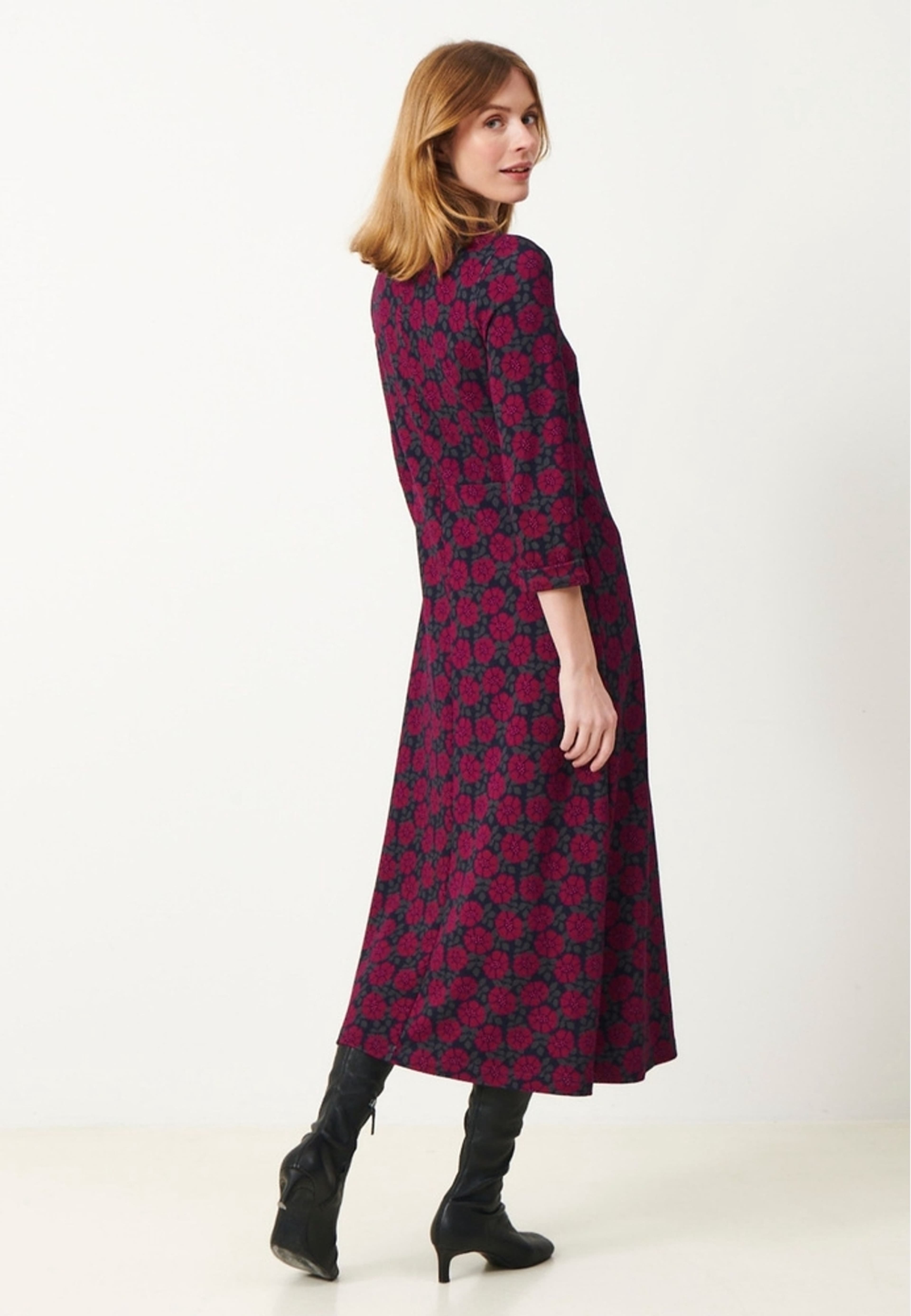 Leilani Dress, från Jumperfabriken, i färgen purple. Klicka för att öppna bilden i stort format