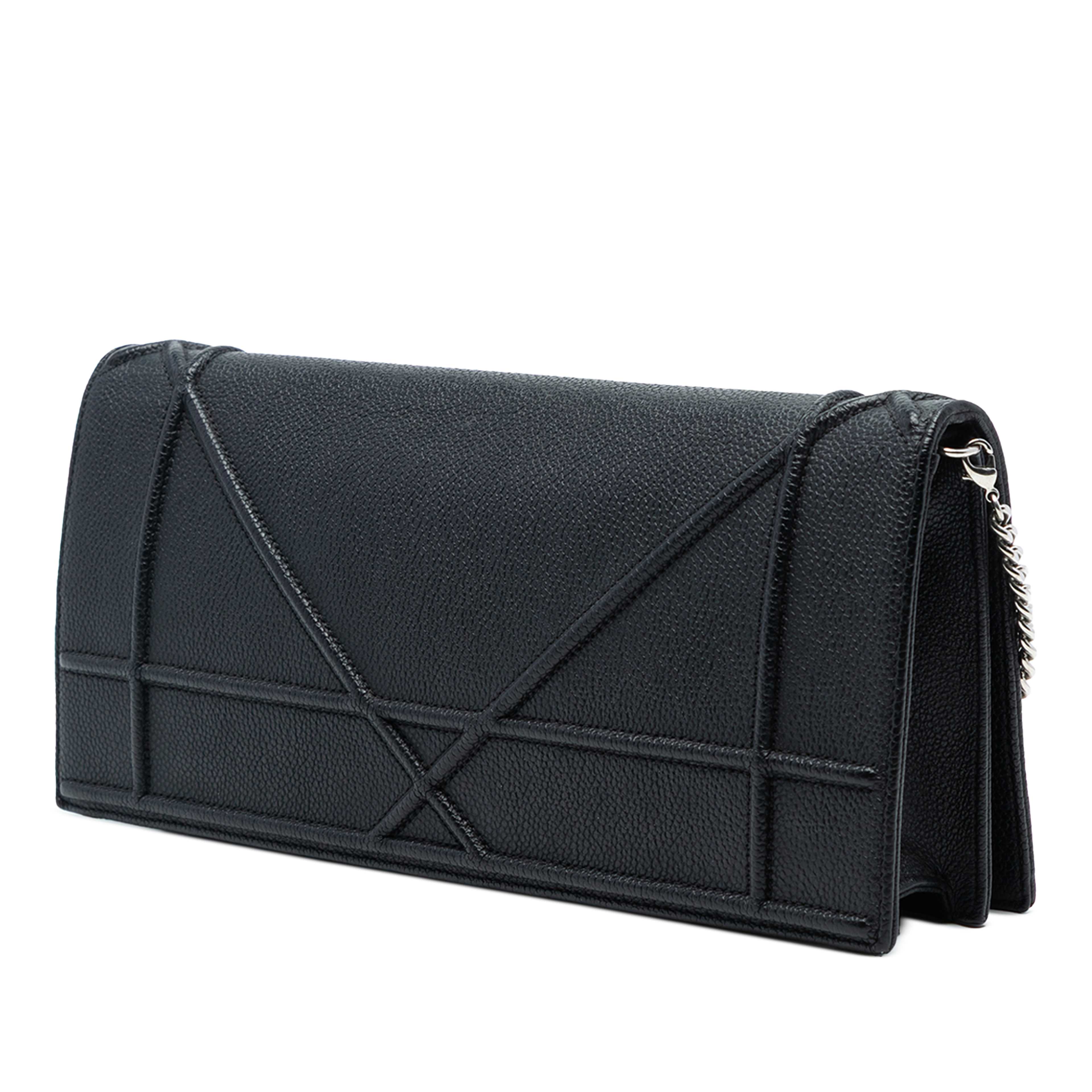 Dior Grained Calfskin Diorama Pochette Clutch, från Luxclusif, i färgen black. Klicka för att öppna bilden i stort format