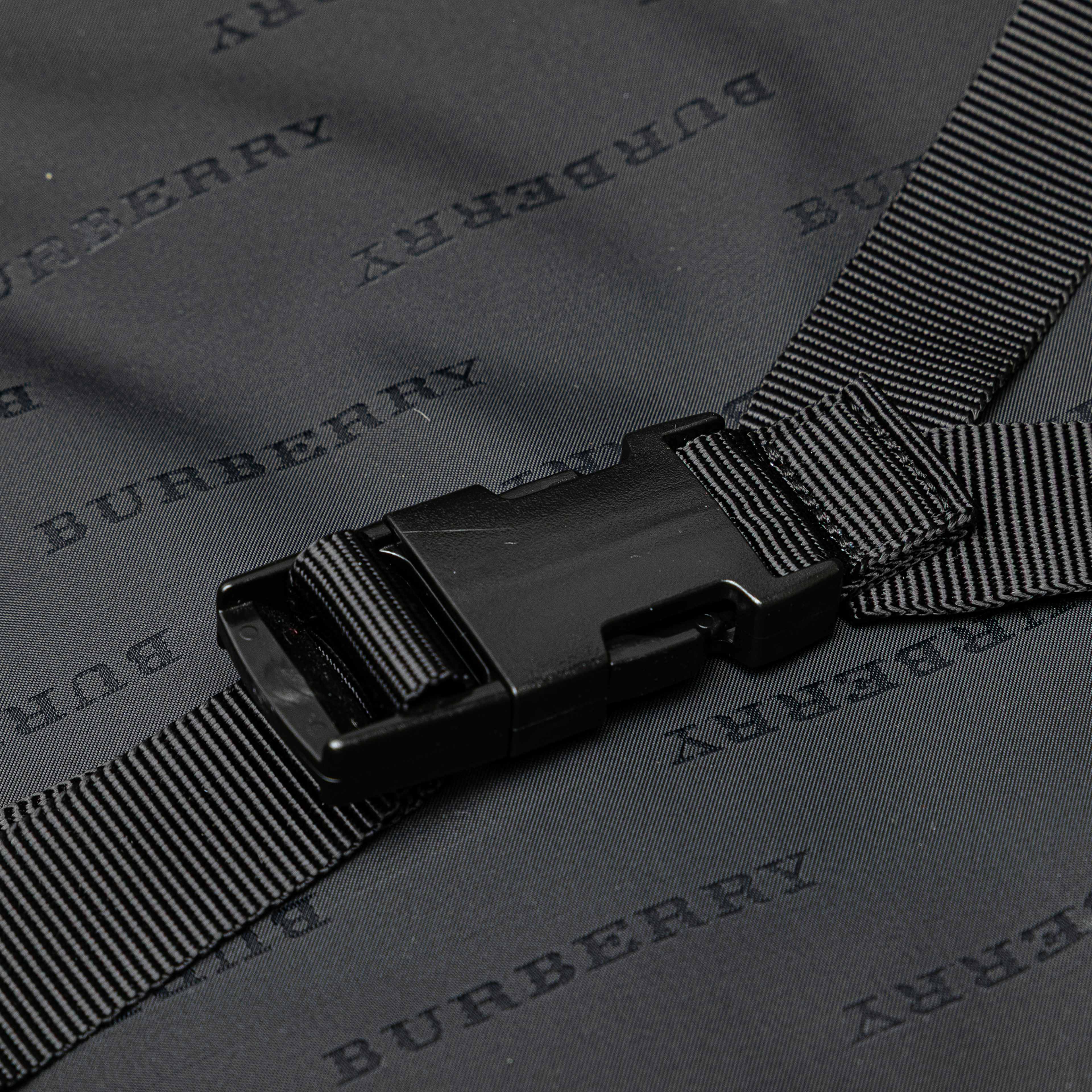 Burberry House Check Canvas Travel Bag, från Luxclusif, i färgen beige. Klicka för att öppna bilden i stort format