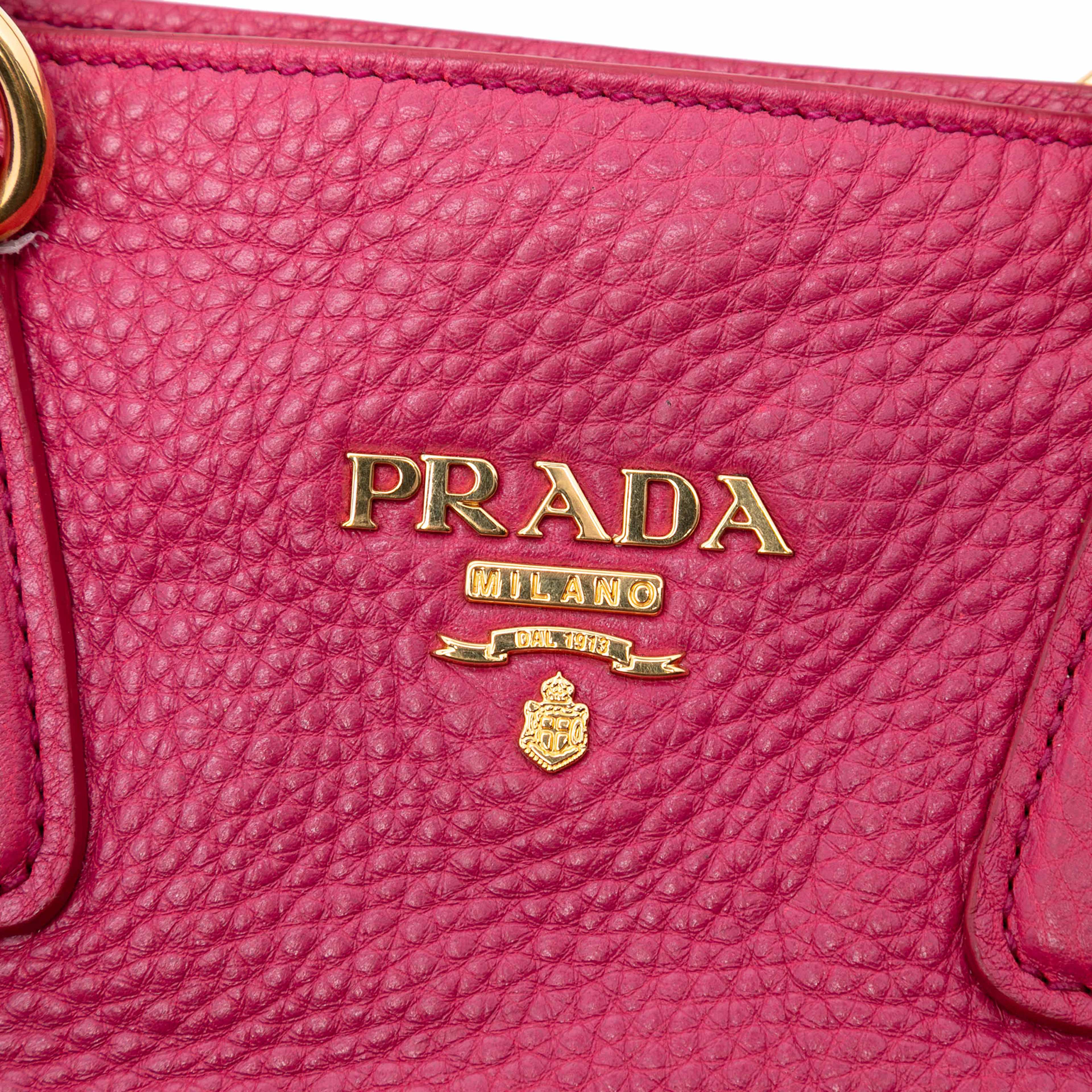 Prada Vitello Daino Side Zip Open Convertible Tote, från Luxclusif, i färgen hot pink. Klicka för att öppna bilden i stort format