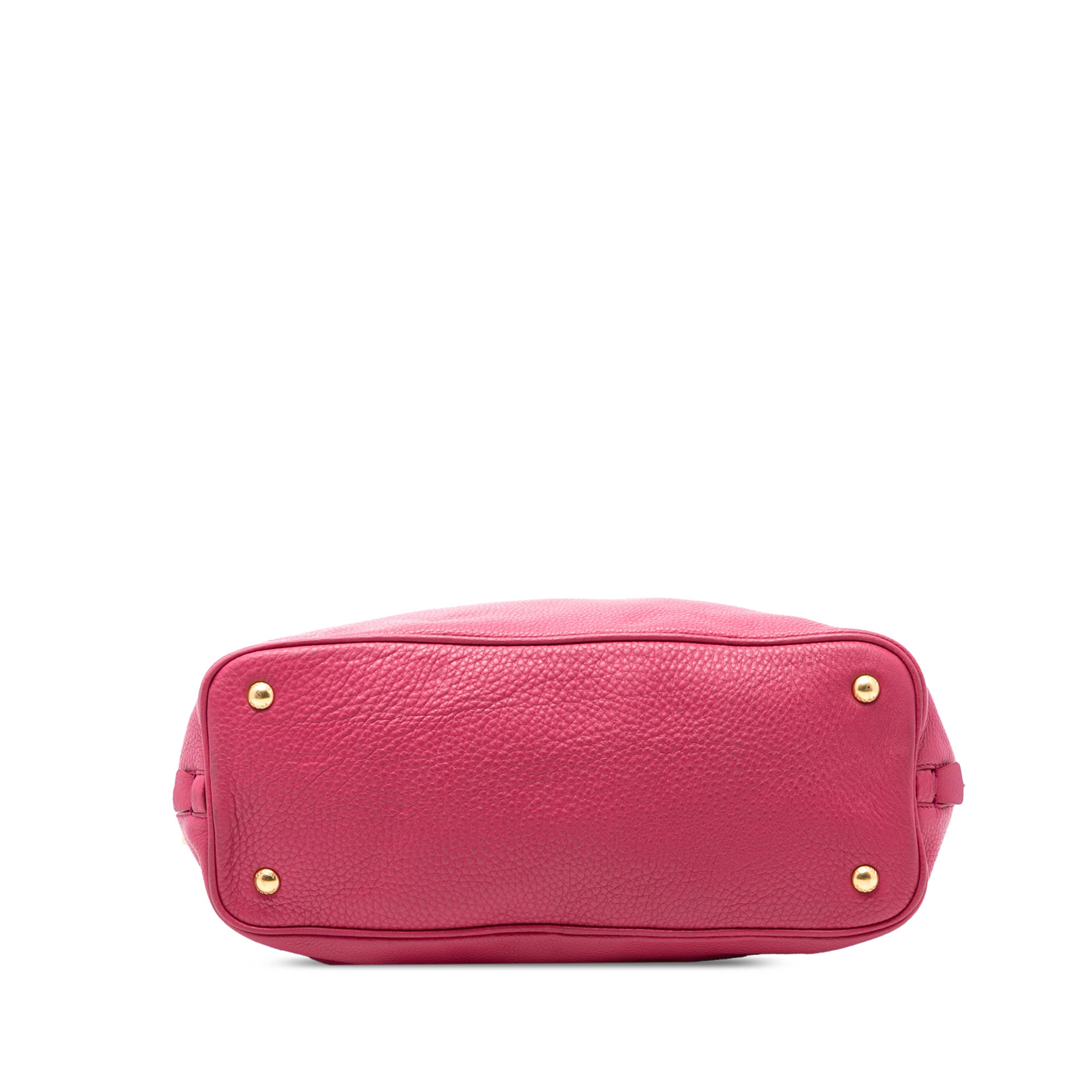 Prada Vitello Daino Side Zip Open Convertible Tote, från Luxclusif, i färgen hot pink. Klicka för att öppna bilden i stort format