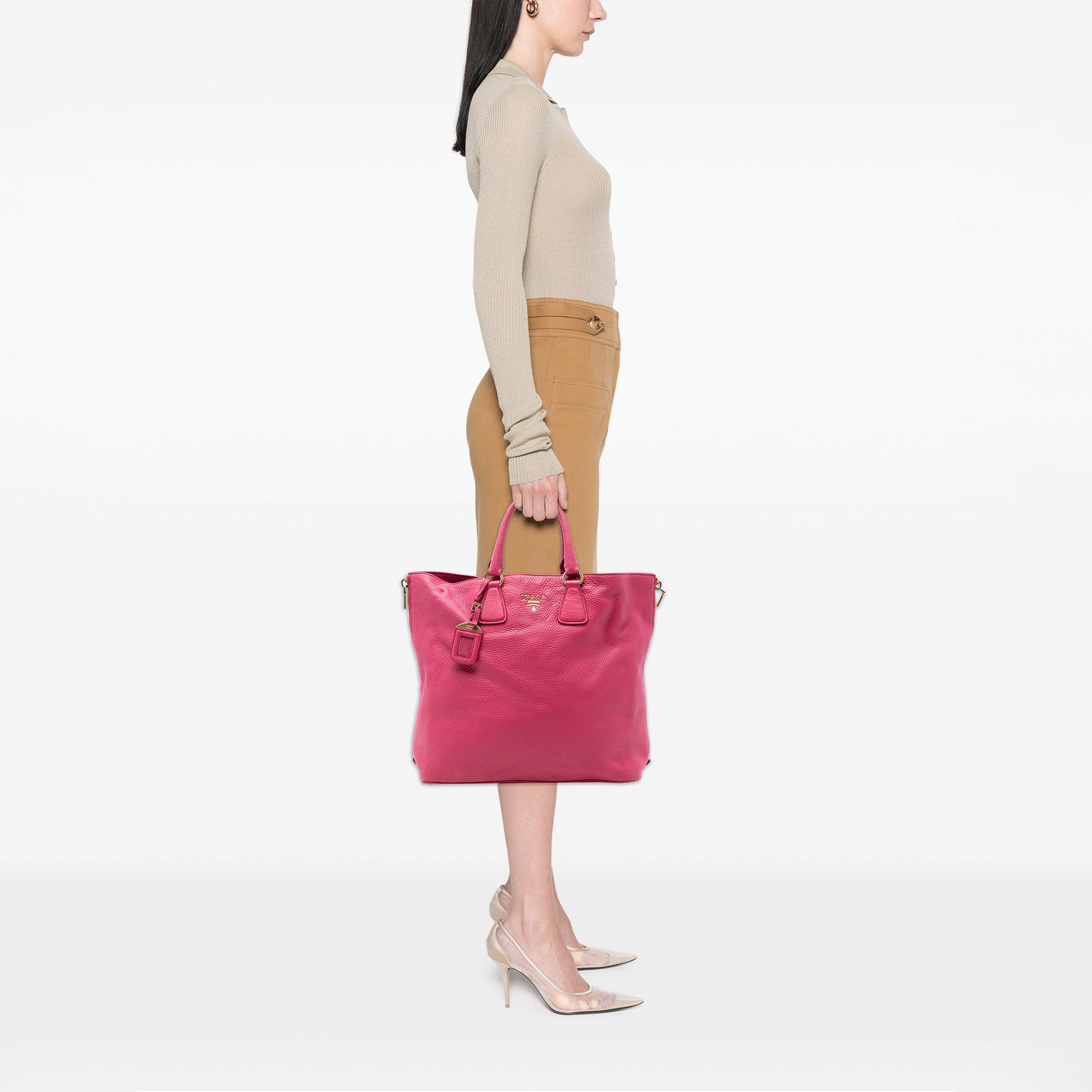 Prada Vitello Daino Side Zip Open Convertible Tote, från Luxclusif, i färgen rosa. Klicka för att öppna bilden i stort format