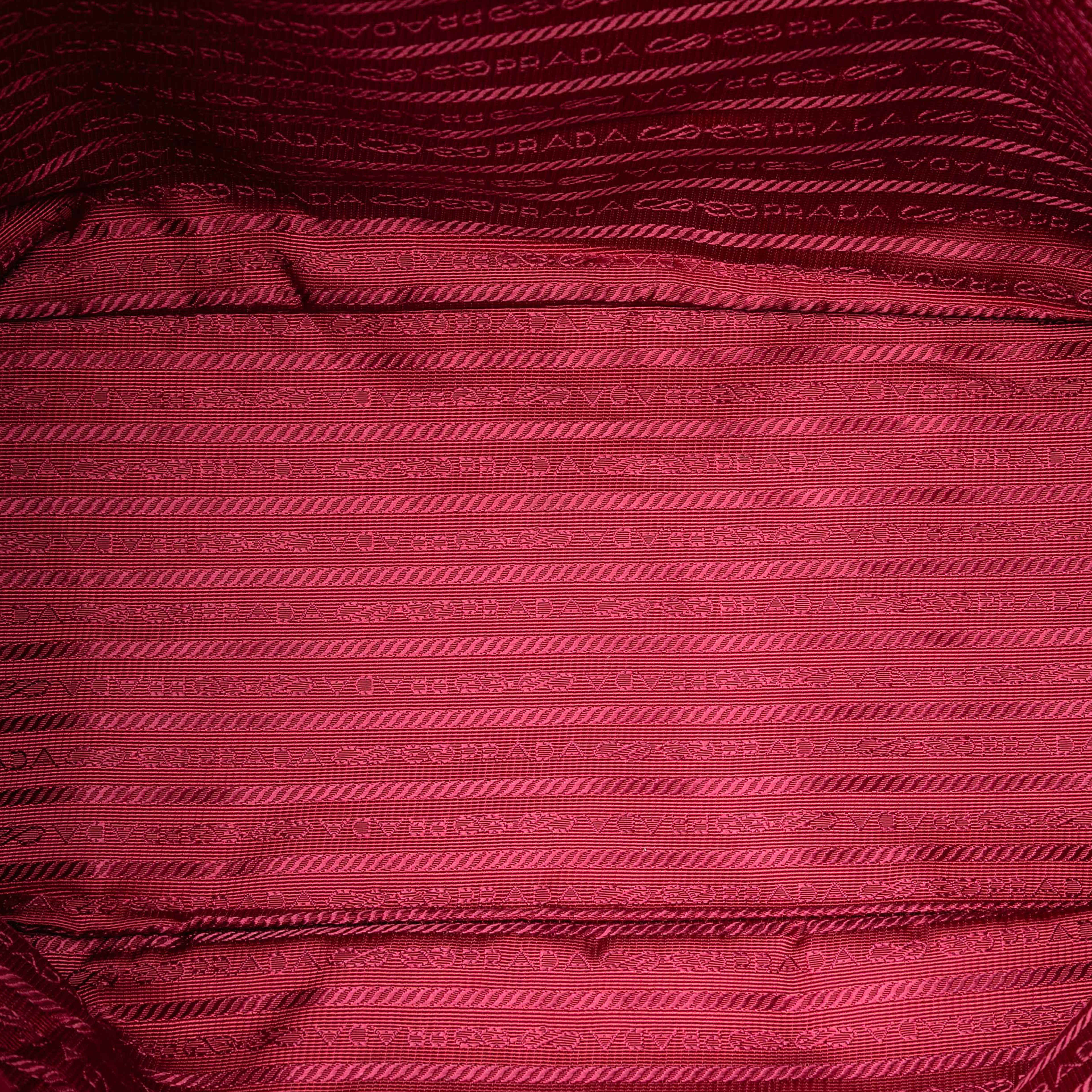 Prada Vitello Daino Side Zip Open Convertible Tote, från Luxclusif, i färgen hot pink. Klicka för att öppna bilden i stort format