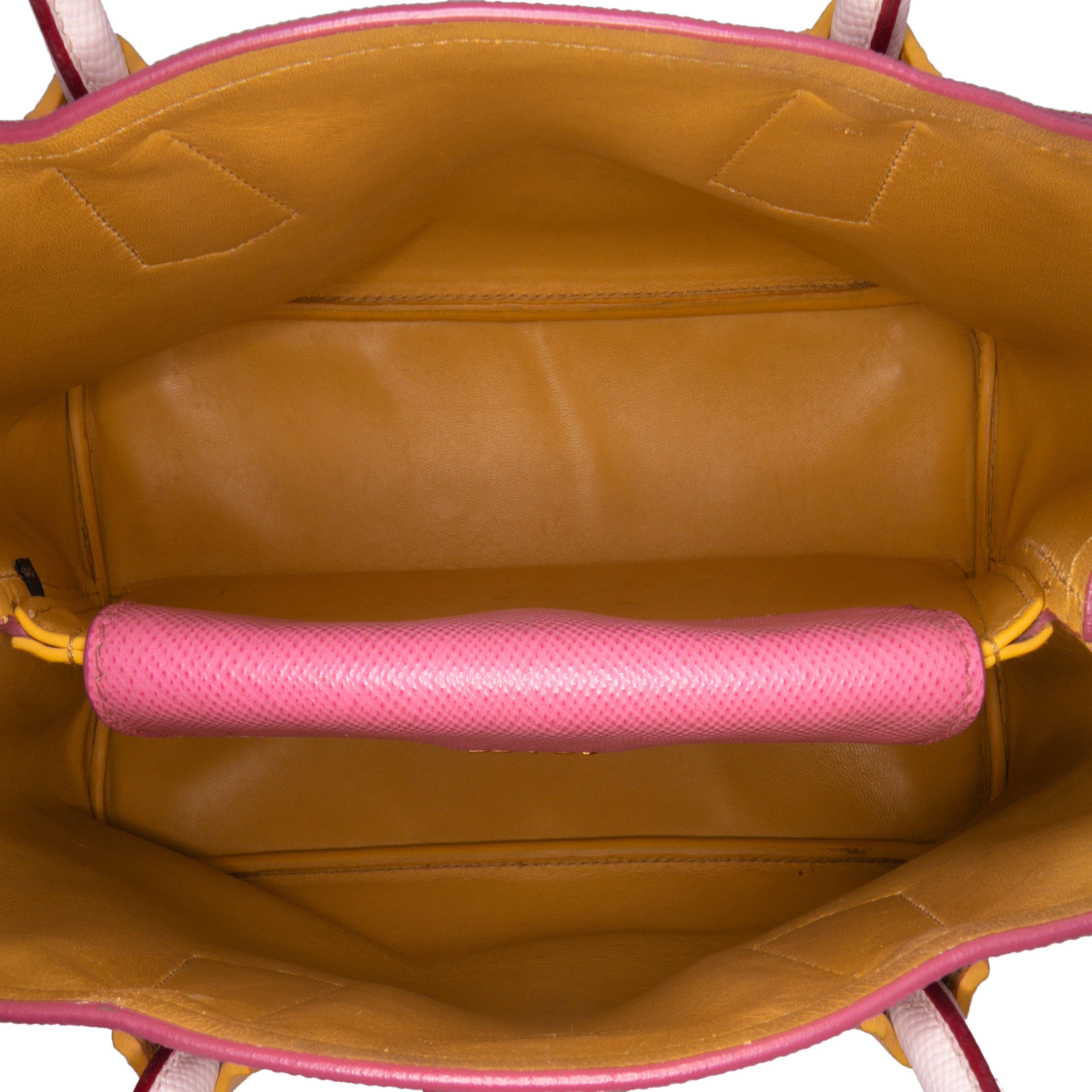 Prada Small Bicolor Saffiano Cuir Double Satchel, från Luxclusif, i färgen pink. Klicka för att öppna bilden i stort format