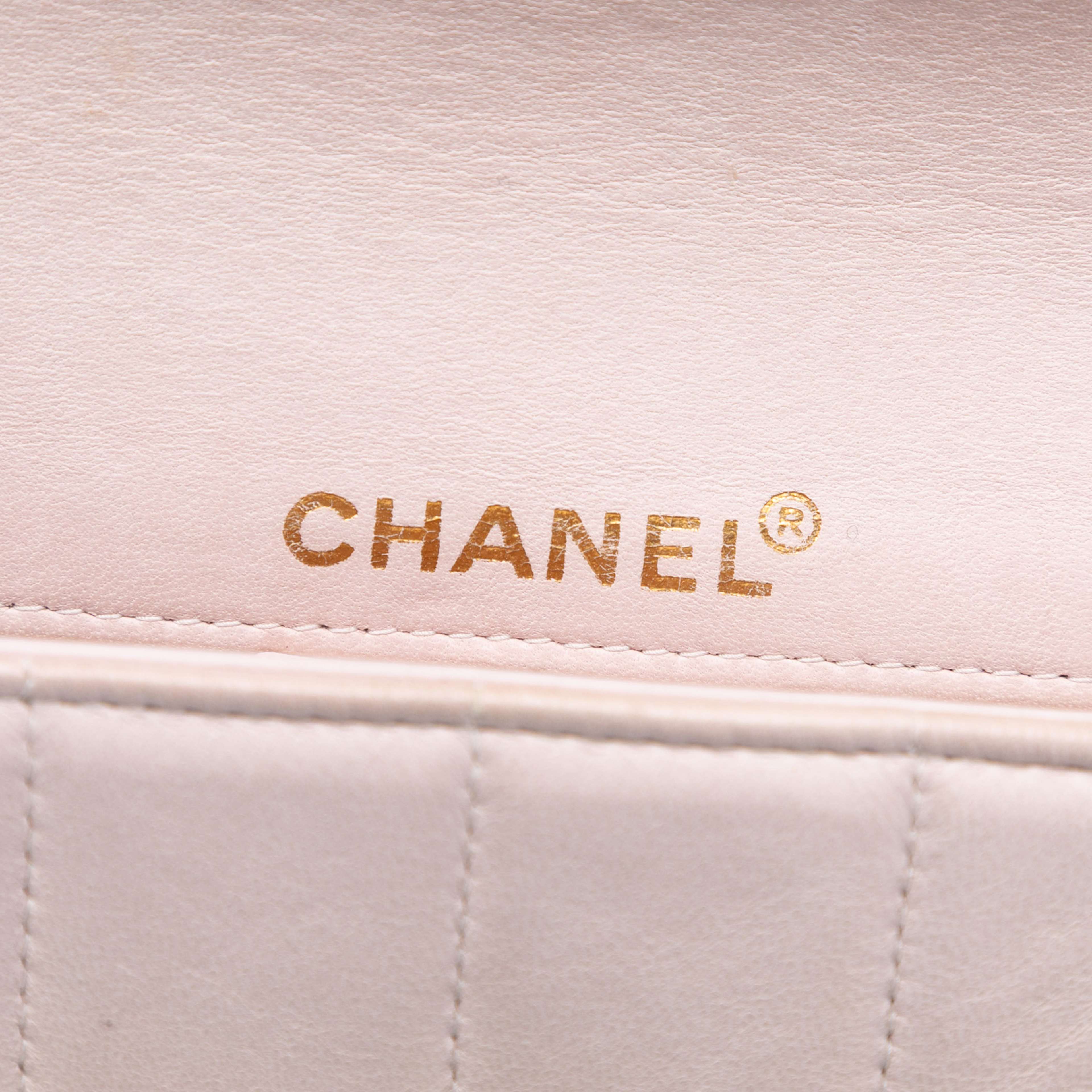 Chanel Chocolate Bar Lambskin East West Flap, från Luxclusif, i färgen light beige. Klicka för att öppna bilden i stort format