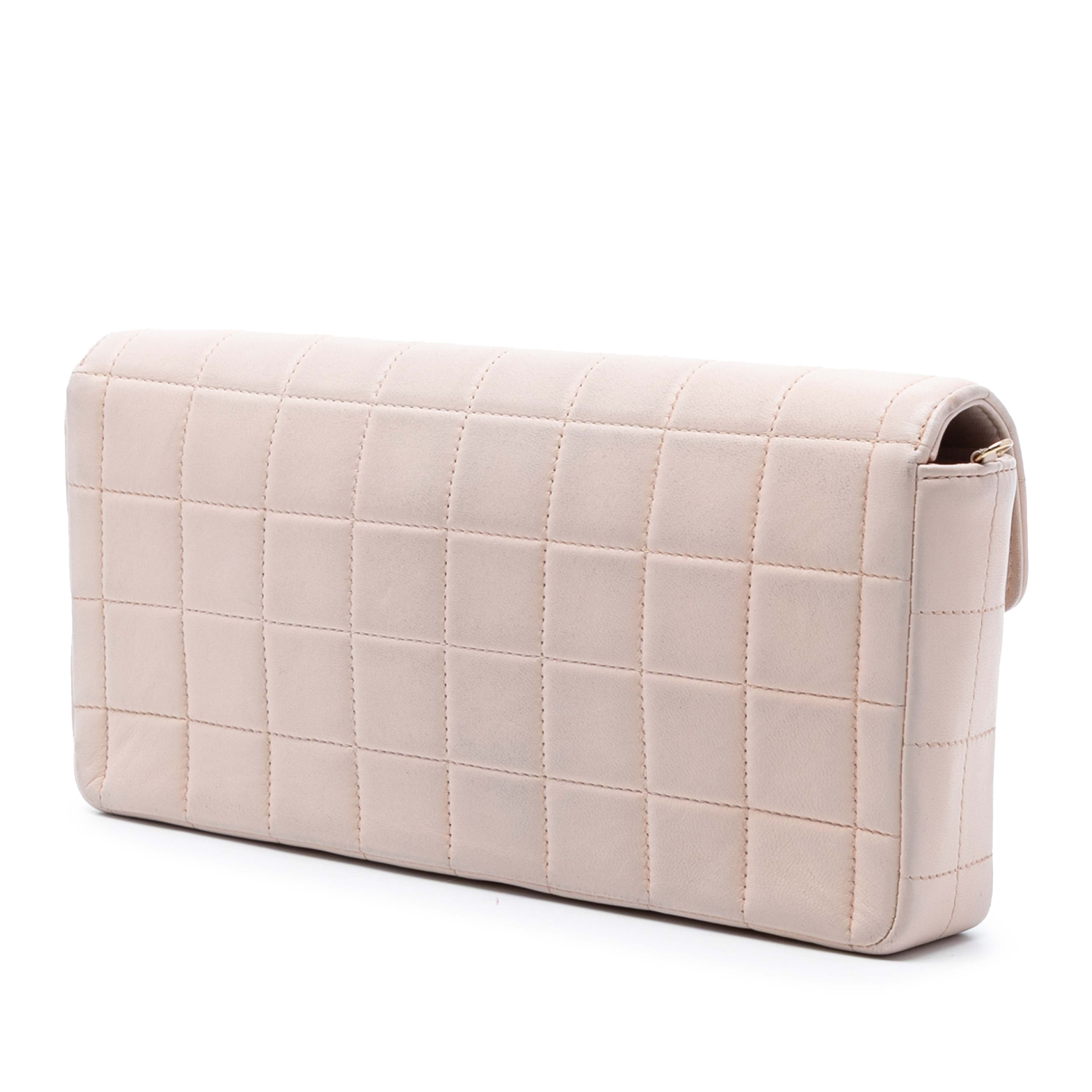 Chanel Chocolate Bar Lambskin East West Flap, från Luxclusif, i färgen light beige. Klicka för att öppna bilden i stort format