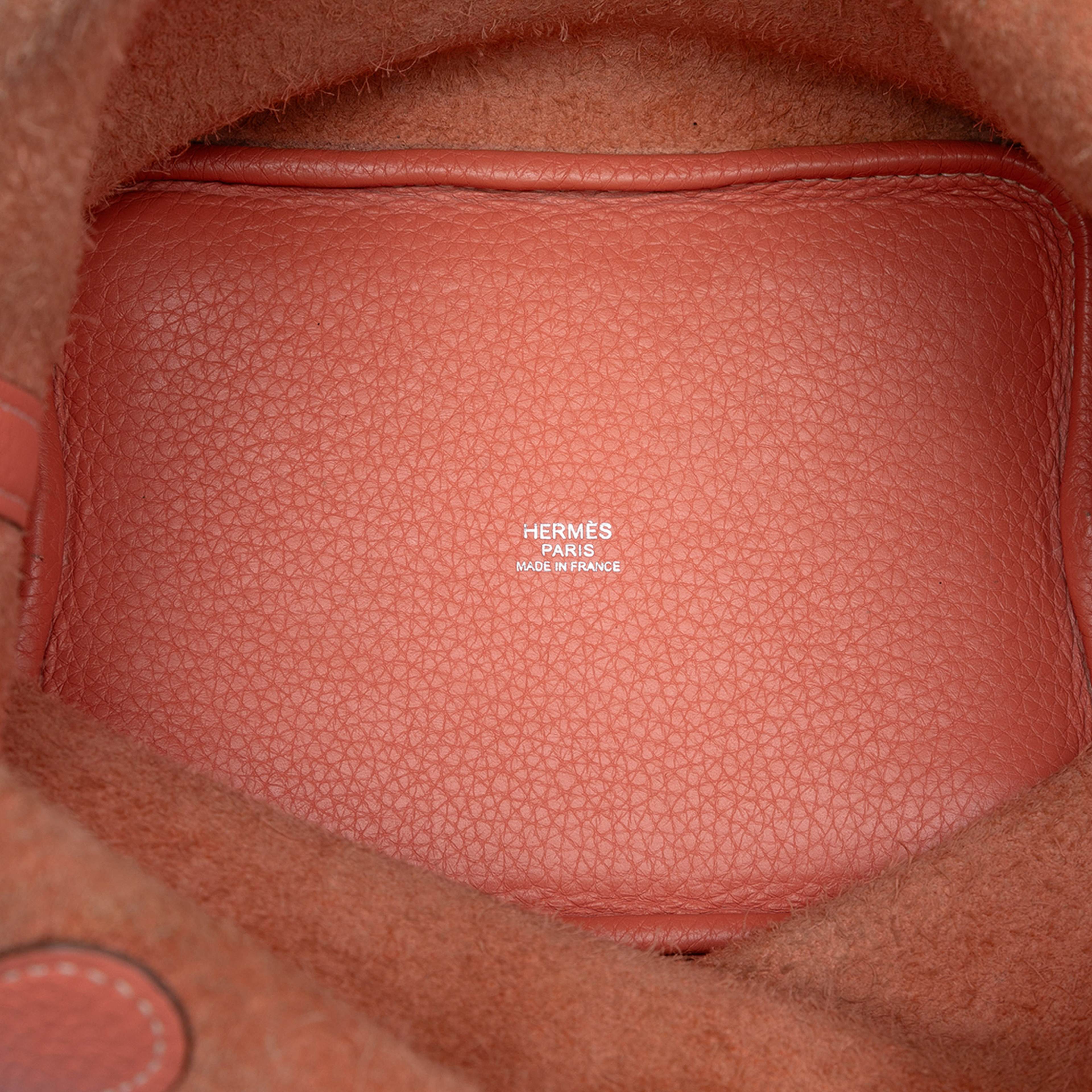 Hermès Clemence Picotin Lock 18, från Luxclusif, i färgen peach. Klicka för att öppna bilden i stort format