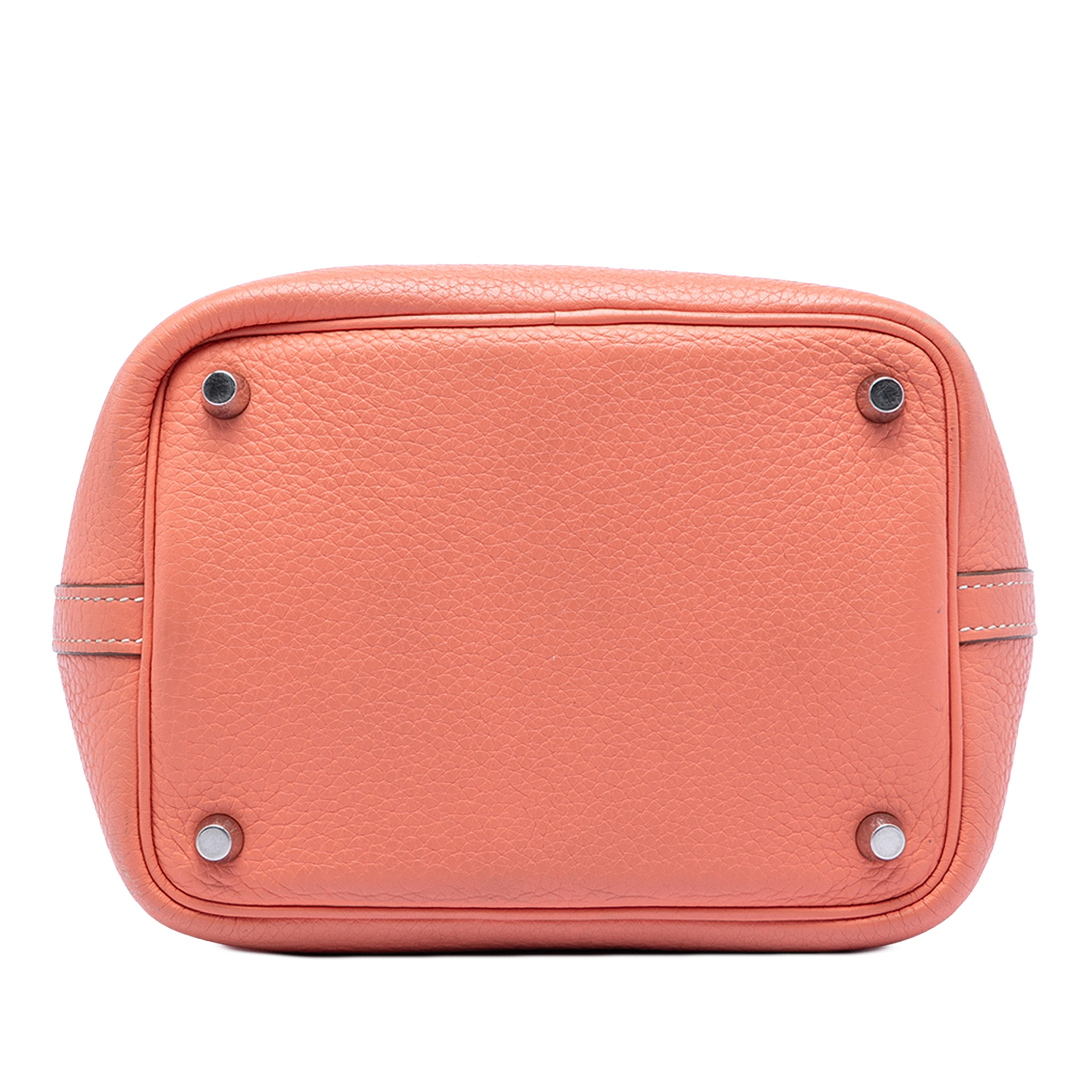 Hermès Clemence Picotin Lock 18, från Luxclusif, i färgen peach. Klicka för att öppna bilden i stort format