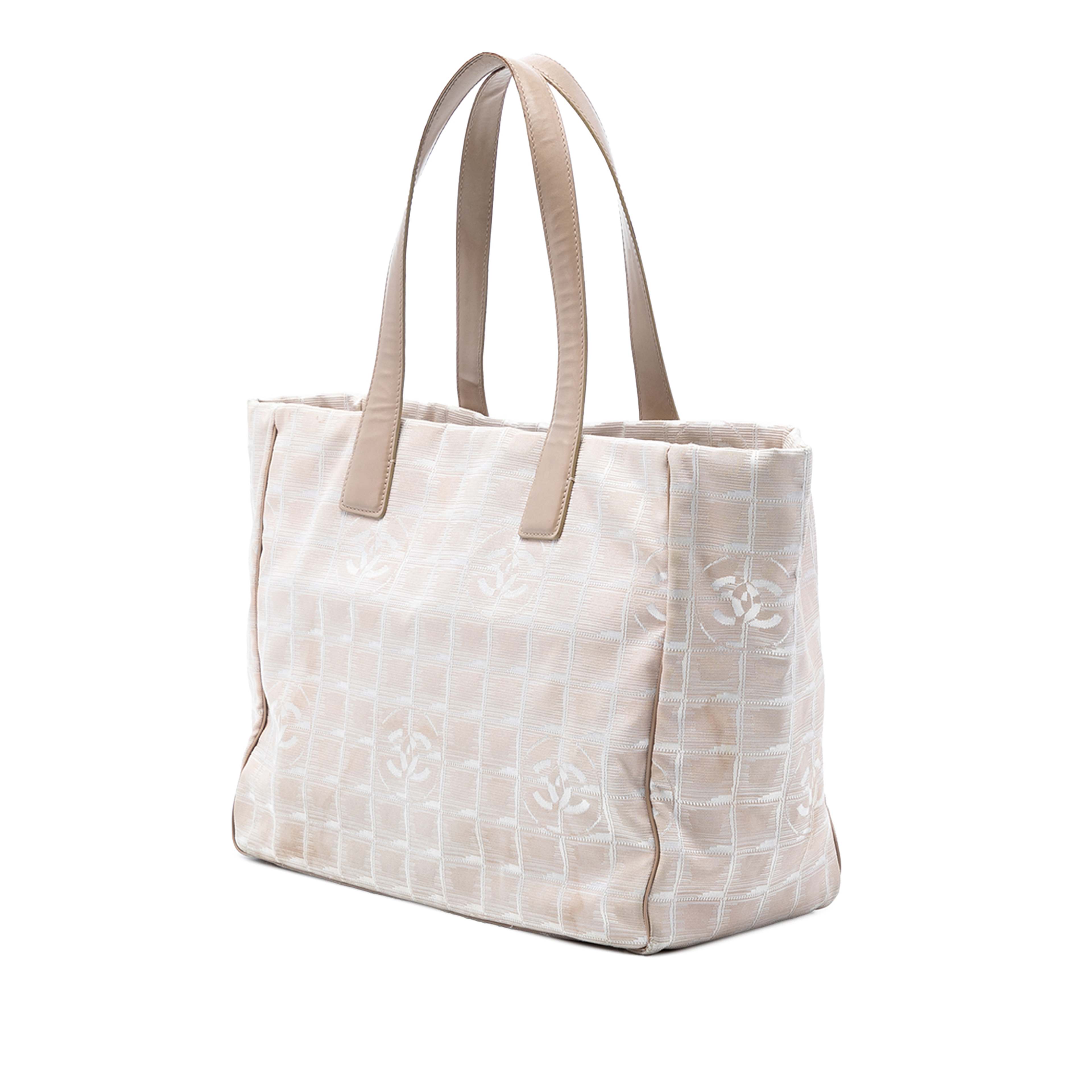Chanel New Travel Line Nylon Tote, från Luxclusif, i färgen beige. Klicka för att öppna bilden i stort format