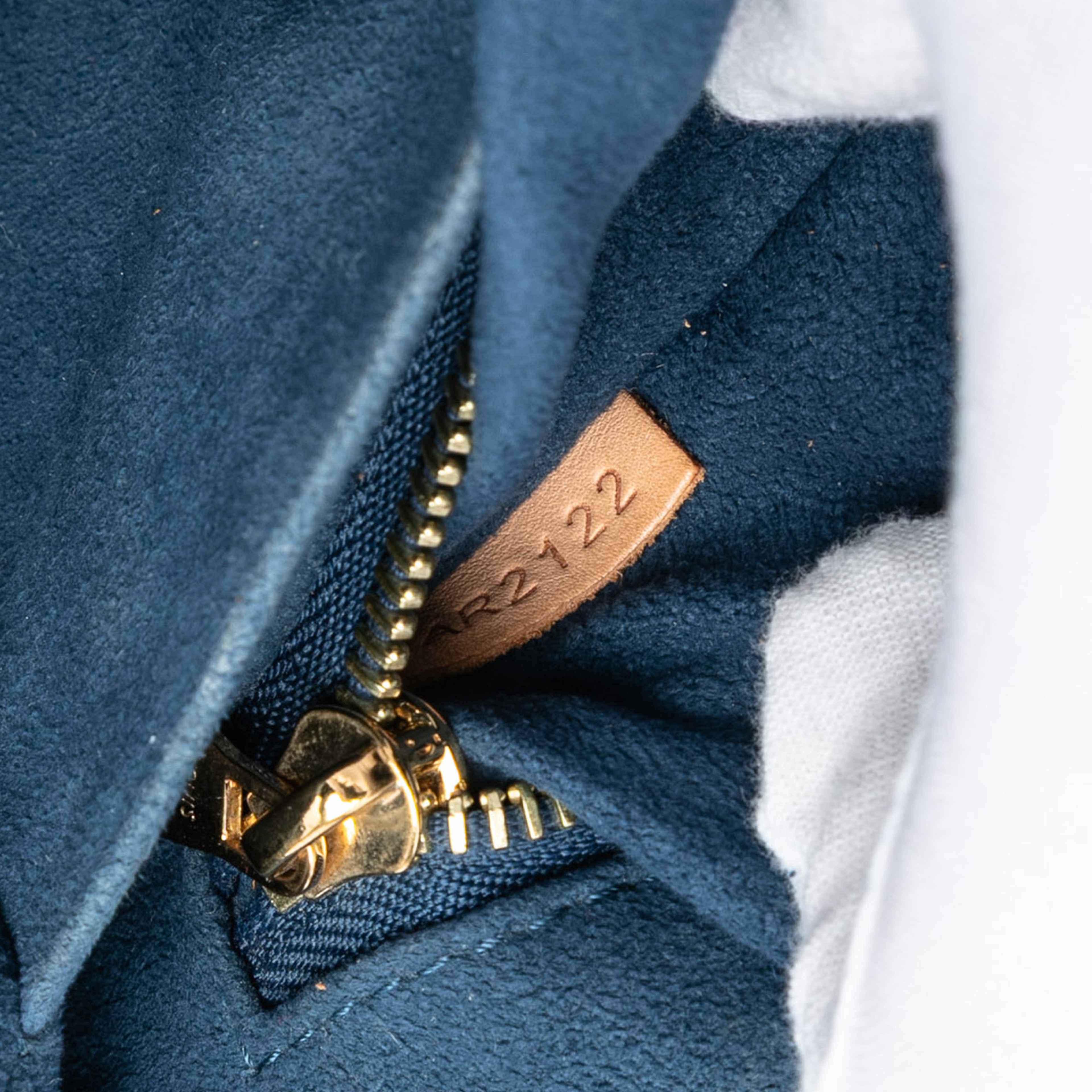Louis Vuitton Monogram Eden Mm, från Luxclusif, i färgen blå. Klicka för att öppna bilden i stort format