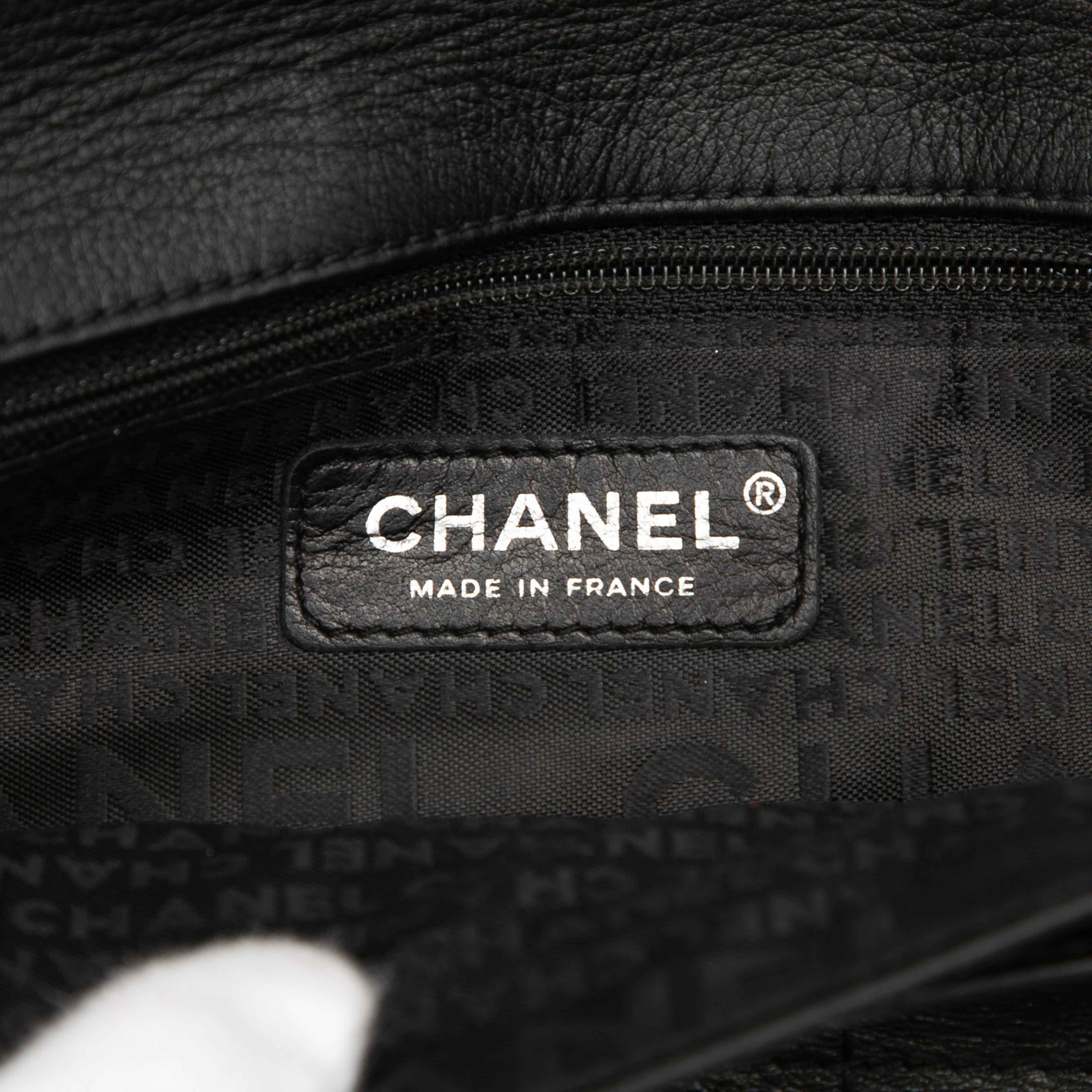 Chanel Chocolate Bar Lambskin Reissue 2.55 Shoulder Bag, från Luxclusif, i färgen black. Klicka för att öppna bilden i stort format