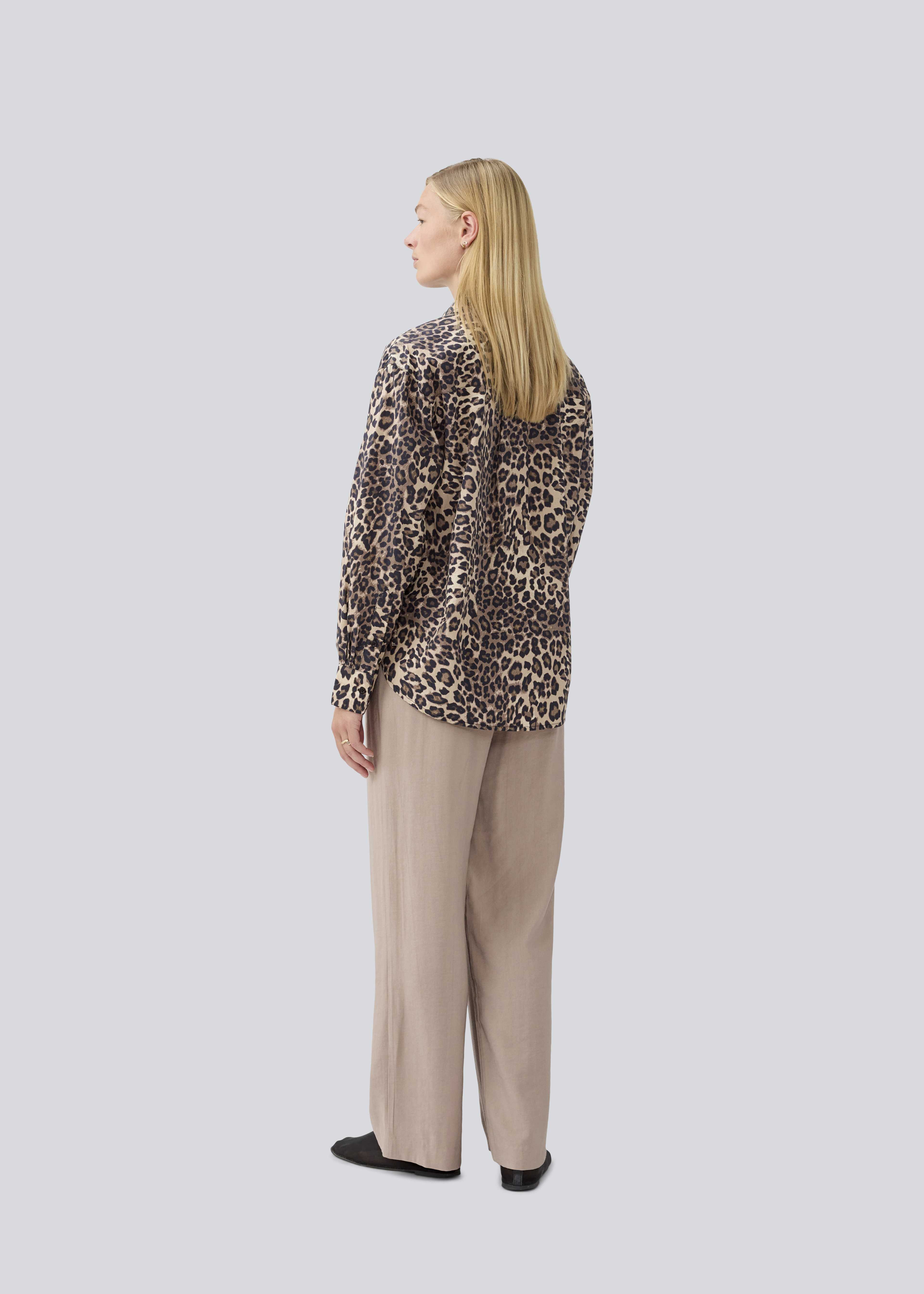 Moodmd Print Shirt, från Modström, i färgen leo. Klicka för att öppna bilden i stort format